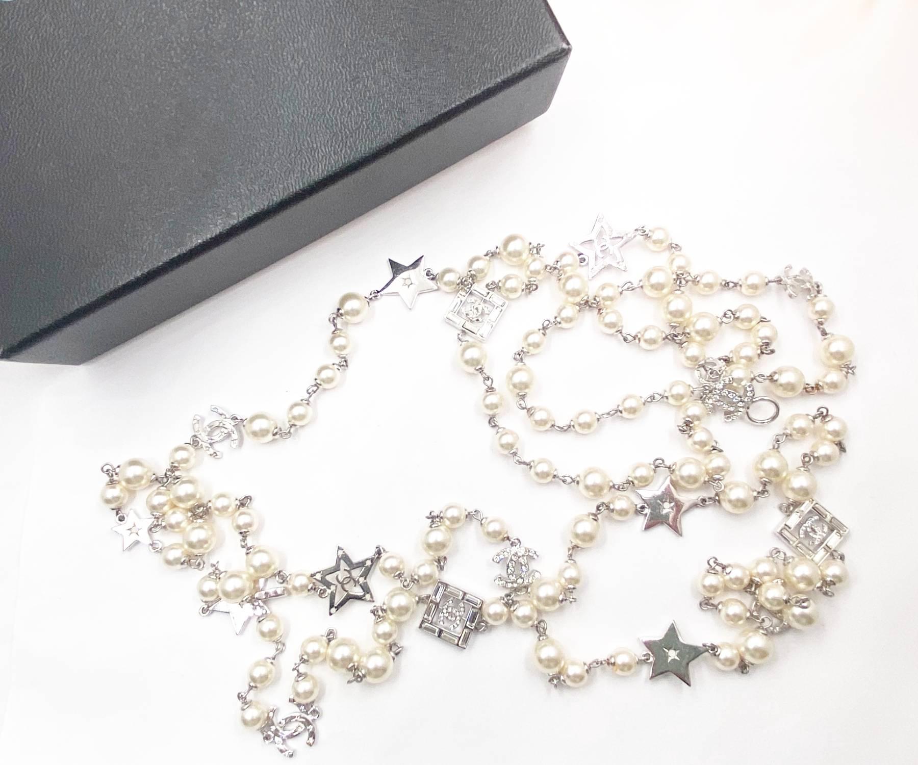Chanel Rare Silver CC Star Crystal Faux Pearl 188cm Long Necklace

* Marked 06
* Made in France
* Comes with the original box

– It's approximately 188 cm long.
– The largest pendant is approximately 2.1 cm x 2.1cm.
– Very rare pierce
-In a very
