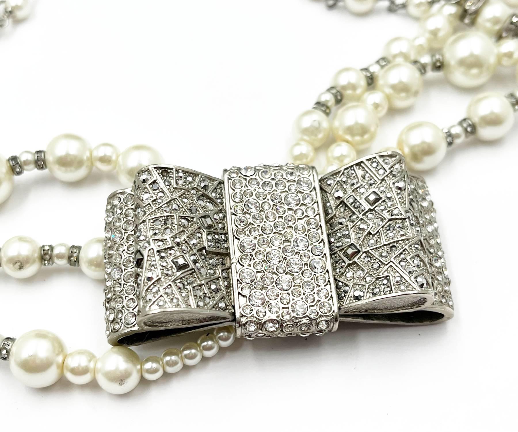 Chanel Rare Silver Large Bow Crystal 3 Strand Pearl Necklace

*The stamp is marked 13. It is a year of 2013 design.
*Made in France
*Comes with original box

-The chain is approximately 15″ to 17″ long.
-The pendant is approximately 1.3″ x 2.3″