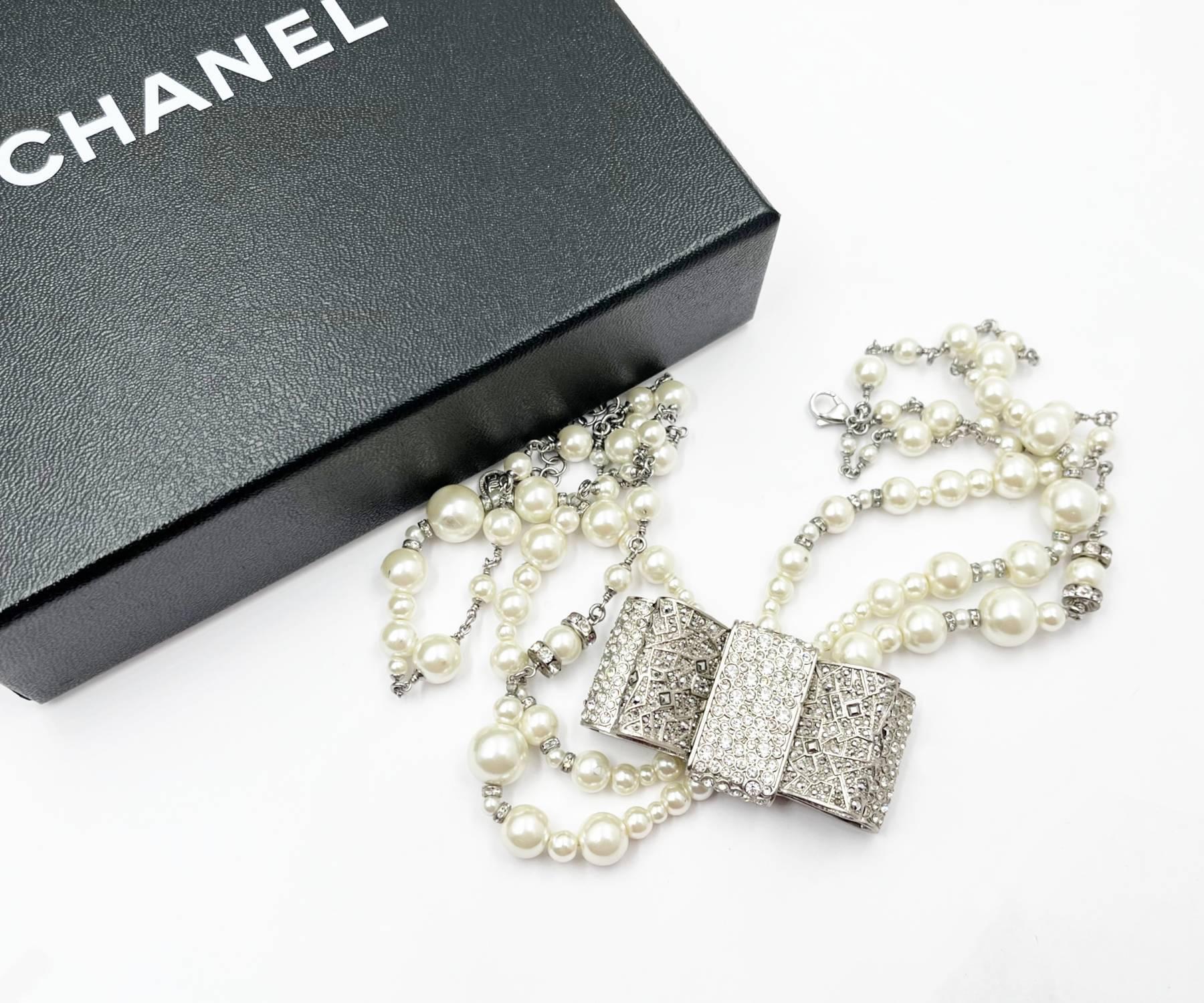 Chanel Rare Silver Large Bow Crystal 3 Strand Pearl Necklace

*Marked 13
*Made in France
*Comes with original box

-The chain is approximately 15″ to 17″ long.
-The pendant is approximately 1.3″ x 2.3″ total.
-Very classic and shiny
-In a pristine