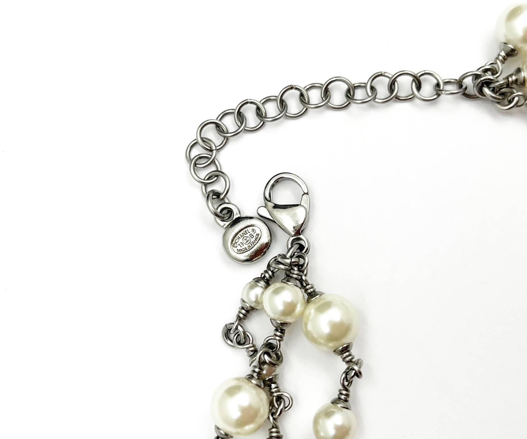 Chanel Seltene Silber Große Schleife Kristall-Halskette mit 3 Strängen Perle im Zustand „Gut“ im Angebot in Pasadena, CA