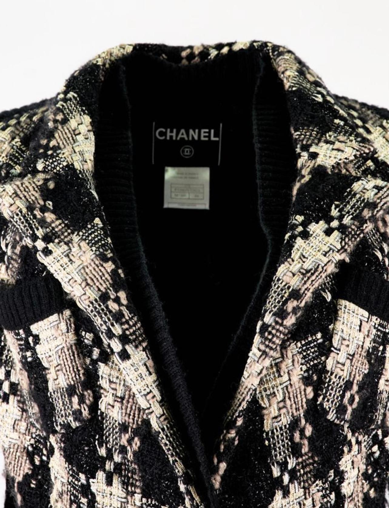 Raro cappotto Chanel in tweed. 
Dalla collezione Autunno 2007 di Karl Lagerfeld.
Taglia 44 FR, condizioni immacolate.