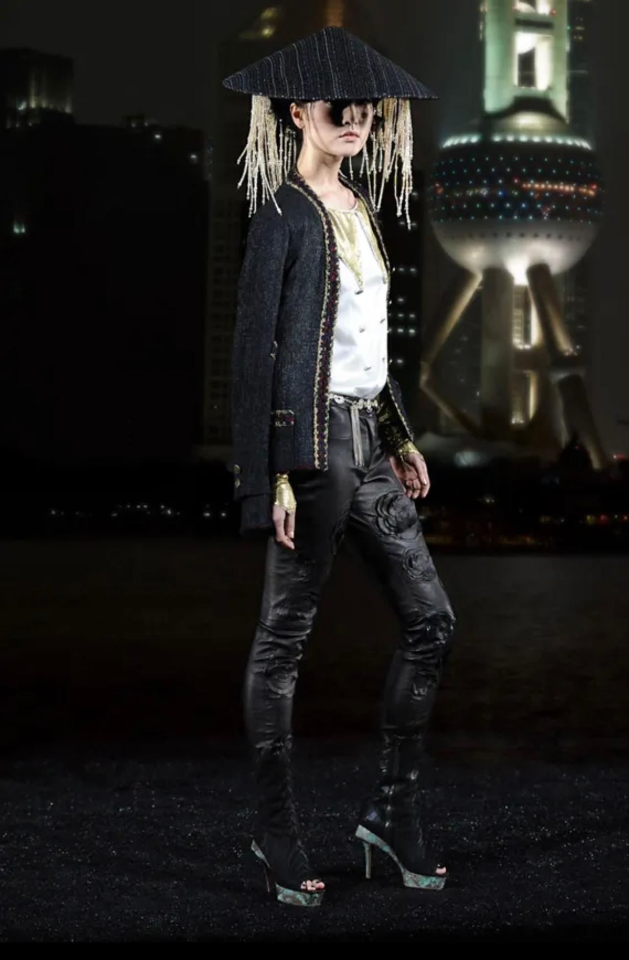 Nouvelle veste en tweed noir de Chanel, la plus rare et la plus iconique, de la Collectional SHANGHAI, Metiers d'Art de M. Karl Lagerfeld.
- Prix sur ebay pour un modèle d'occasion 5,999$.
Taille 34 FR. L'état est impeccable.
- Boutons 