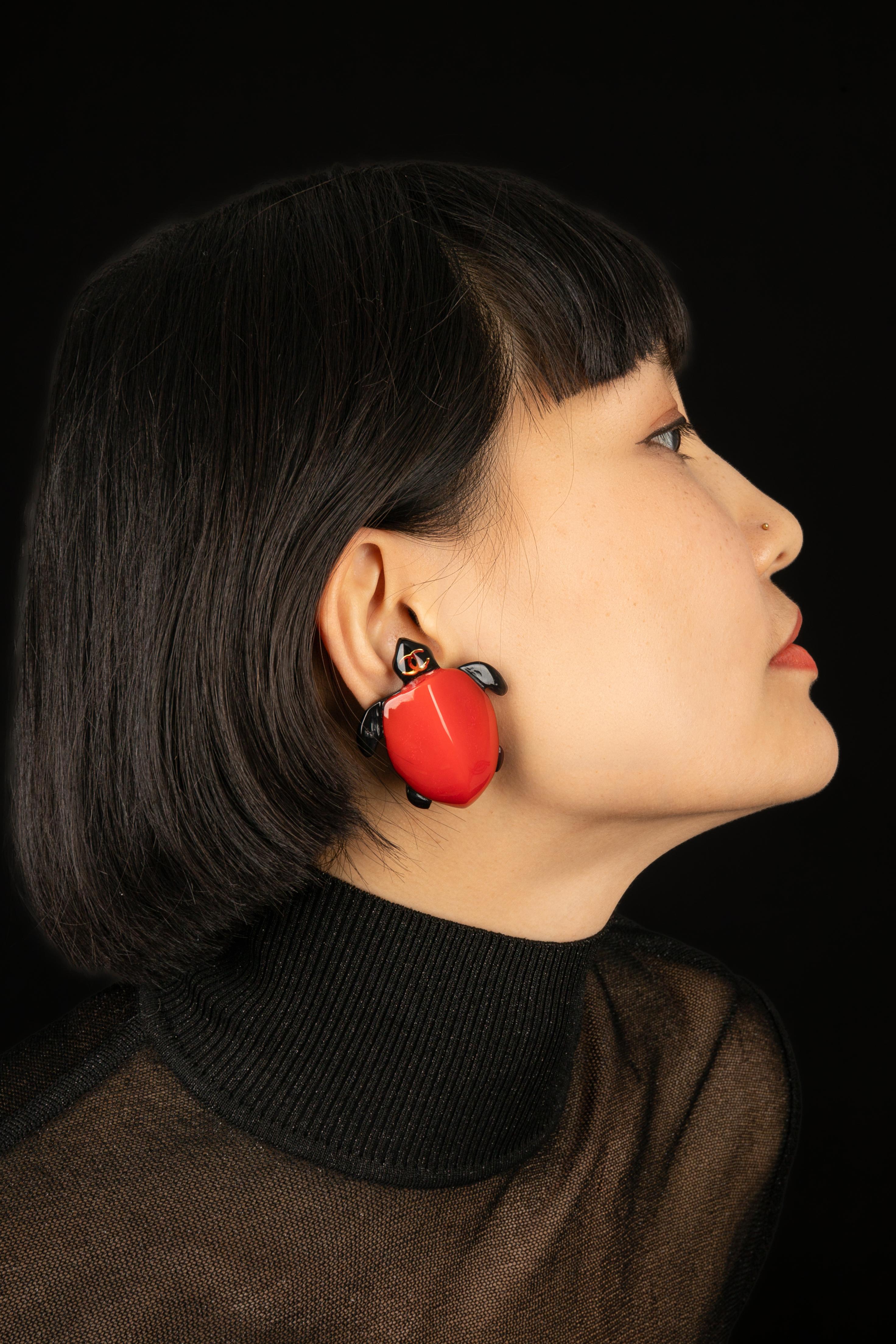 CHANEL - (Made in France) Golden metal clip-on earrings with bakelite representing turtles. 2cc9 Collection from the 1990s.

Condition:
Very good condition

Dimensions:
5 cm x 4 cm

SKU:BOB260