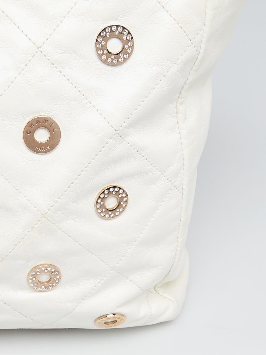 Chanel Seltene Vintage 22 Weiße gesteppte Swarovski CharmShoulder Hobo Tote Bag für Damen oder Herren im Angebot