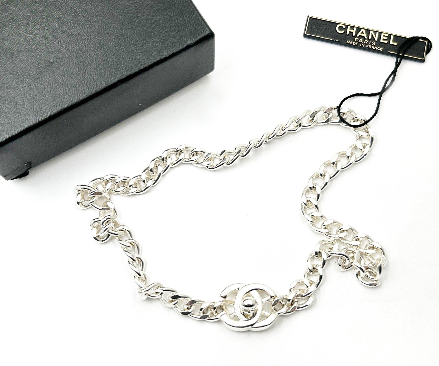 Chanel Vintage Silver CC Small Turnlock Chain Choker Necklace

*Marked 96
*Made in France
*Comes with the original box 

-It is approximately 17
