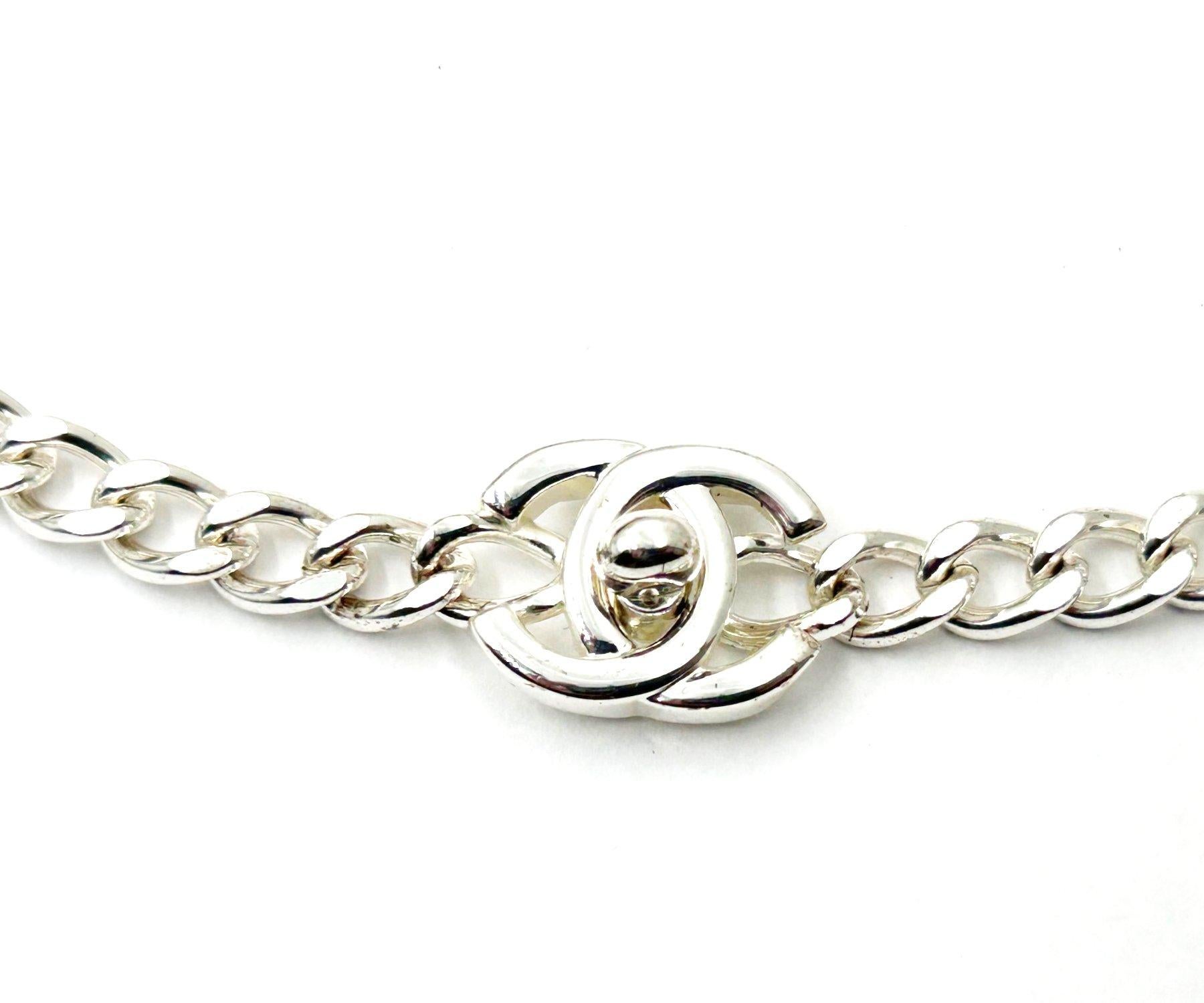 Chanel Seltene Vintage 96 Silber CC Kleine Turnlock Kette Halskette im Zustand „Hervorragend“ in Pasadena, CA