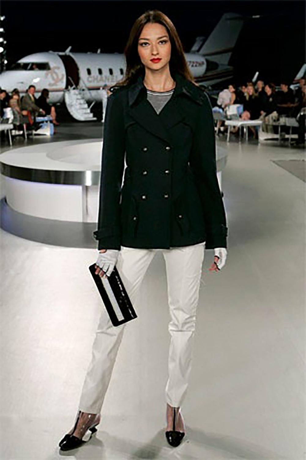 Noir Trench-coat Chanel Rare Vintage Airplane Collection en tweed 38 FR en vente