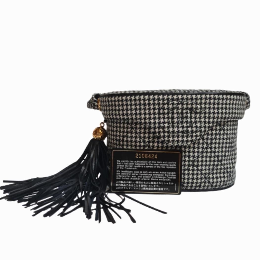 Chanel Vintage Houndstooth Vanity Case Crossbody Bag For Sale 3