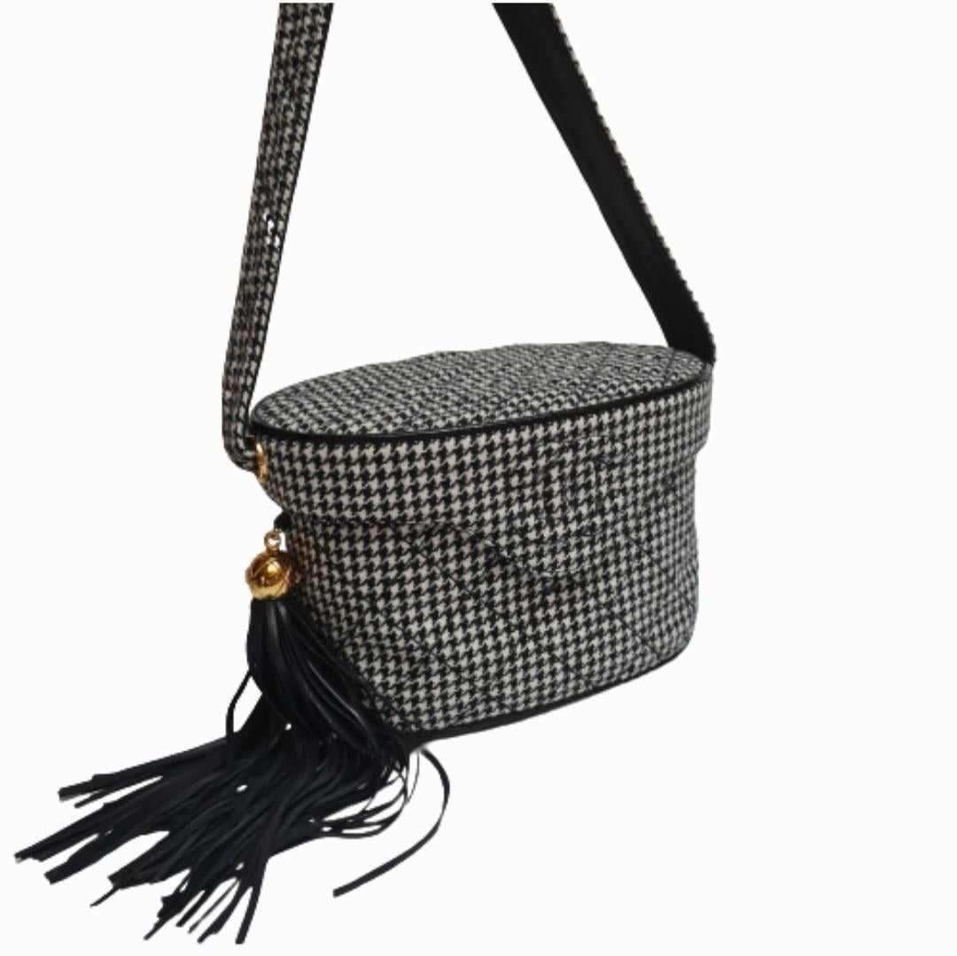 Chanel Vintage Houndstooth Vanity Case Crossbody Bag For Sale 4