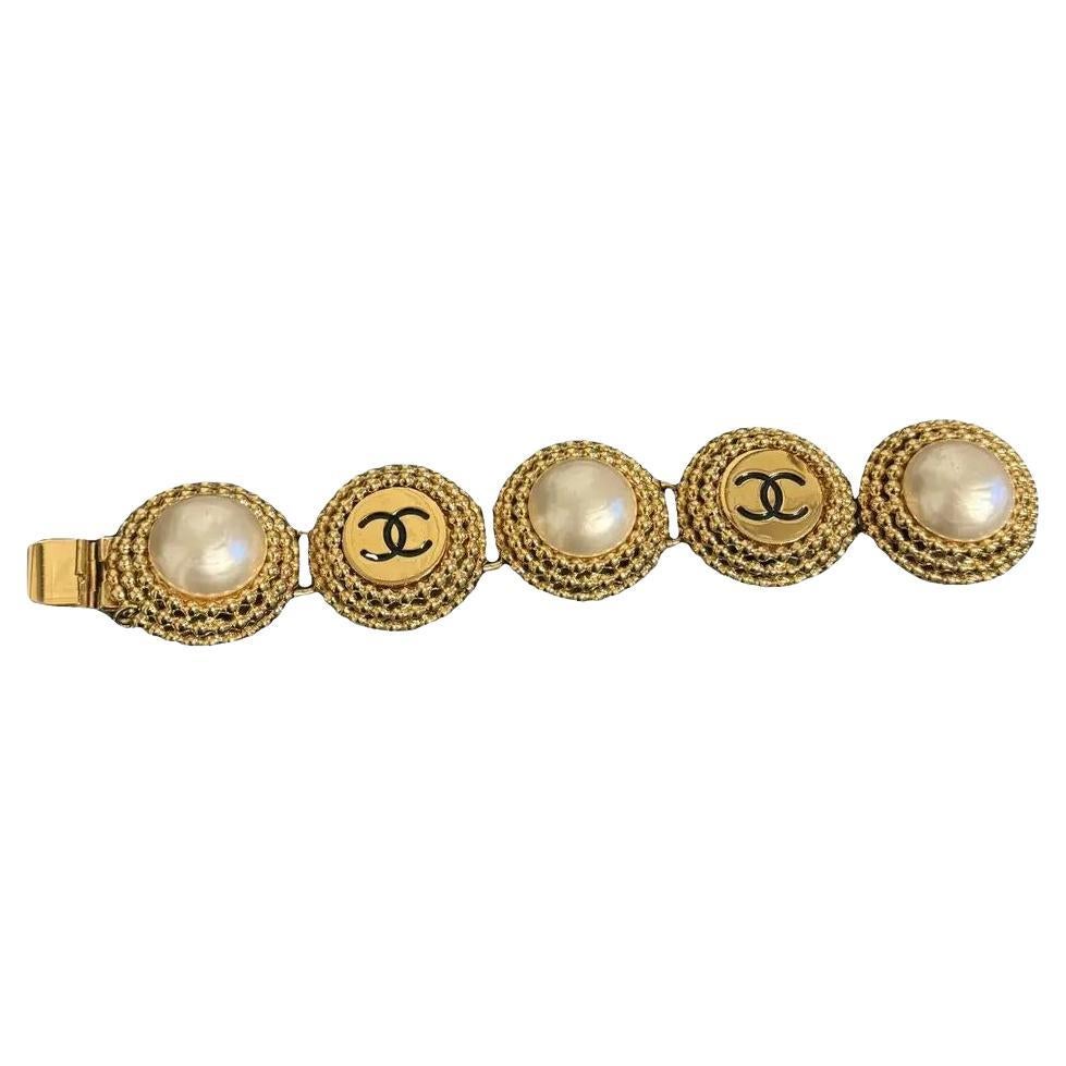 Chanel, raro bracciale d'epoca in oro e perle con logo a cerchio A Link in vendita