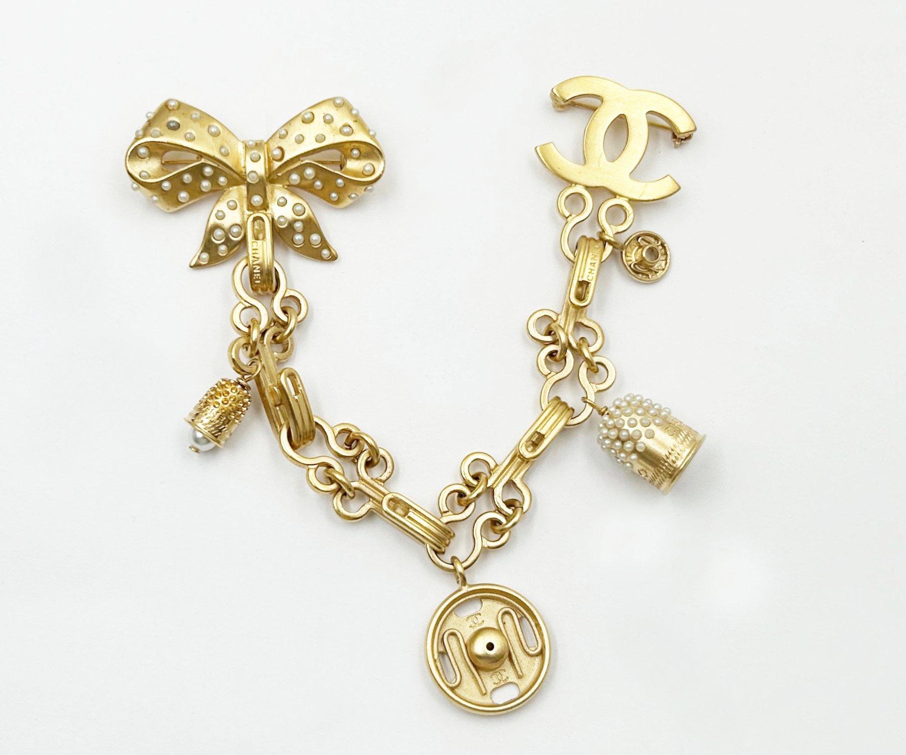 Chanel Rare Vintage Gold CC Ribbon Pearl Thimble Brooch Pin

*Marked 03
*Made in Italy
*Comes with the original box and

-It is approximately 4.5