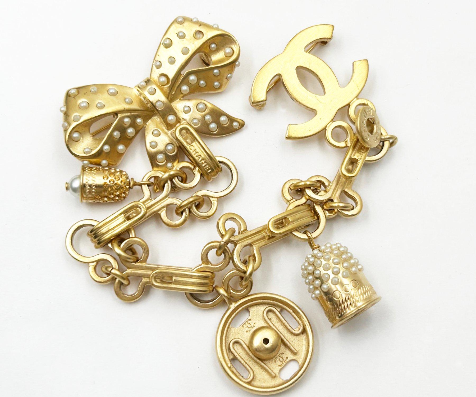 Chanel Rare Vintage Gold CC Ribbon Pearl Thimble Brooch Pin In Good Condition In Pasadena, CA