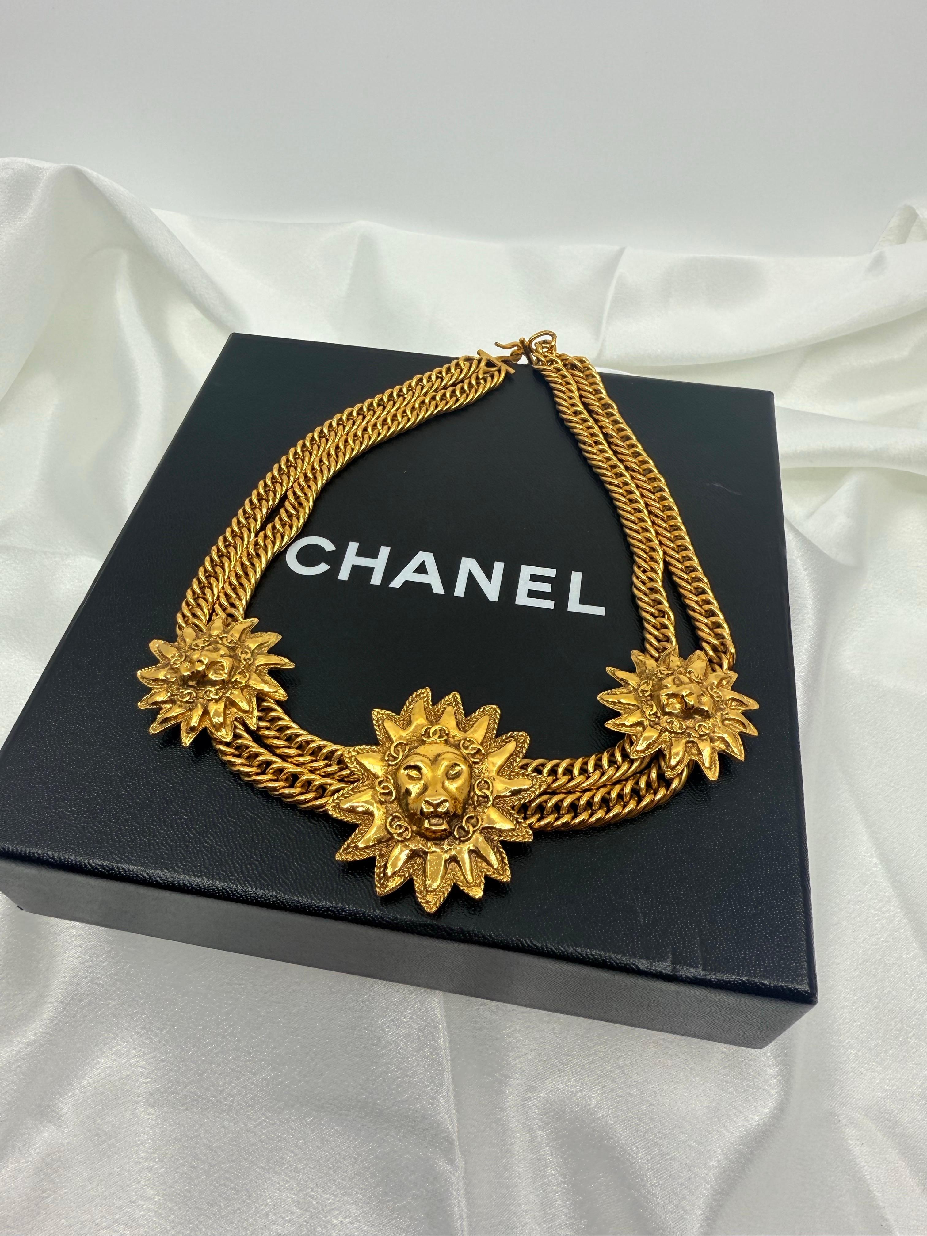 DÉTAILS :
Poinçon : CHANEL
Fabriqué en France
Plaqué or
Le collier est en bon état et présente une usure minimale.
Mesures approximatives : Longueur : 16