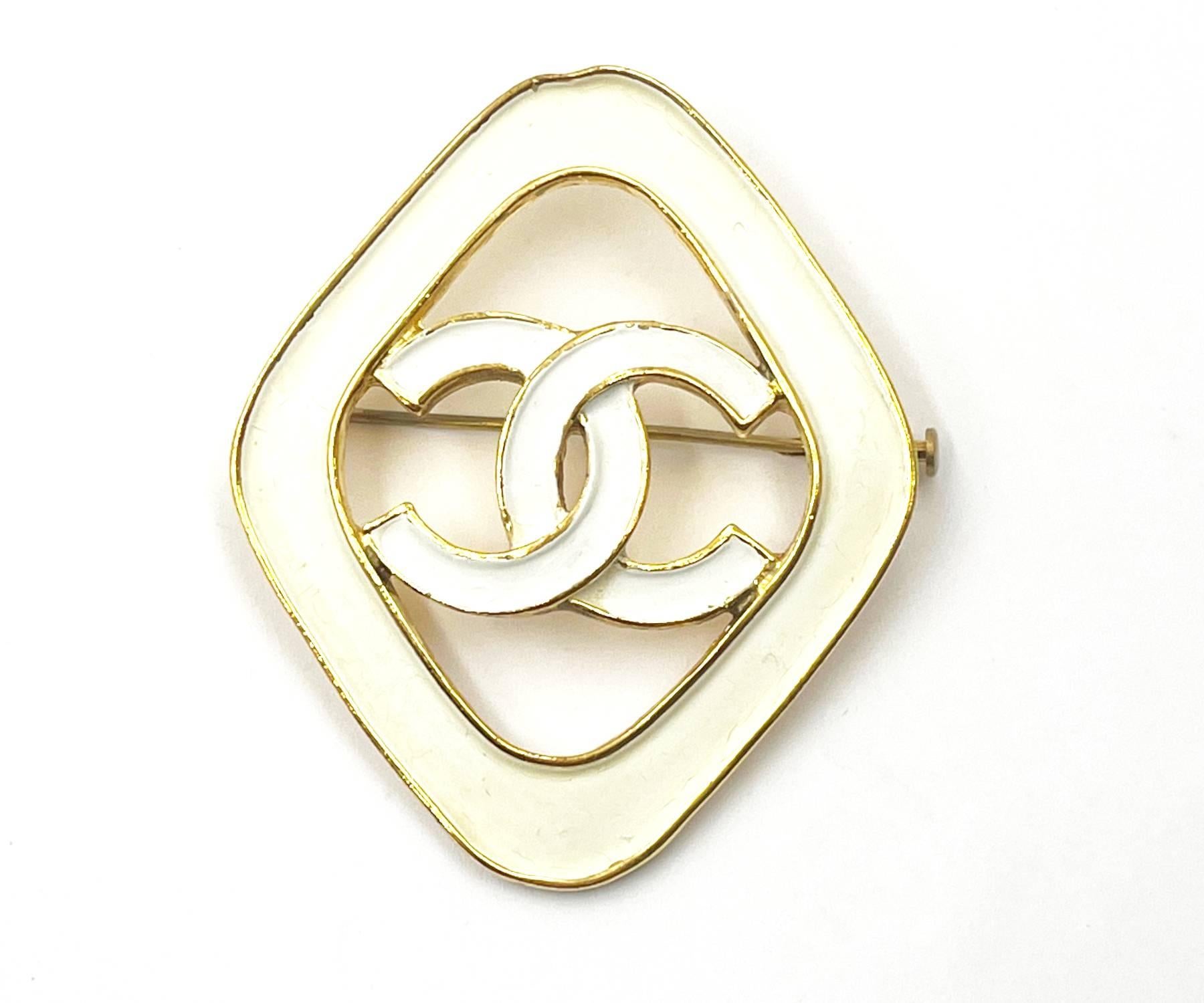 Chanel Rare Vintage Gold Plated Argyle White CC Brooch

*Marked 93
*Made in France
*Comes with an original box

-Approximately 2.1″ x 1.7″
-It has a dent on the top. Some parts of the metal at the back changed a little bit.
-Very rare and it comes