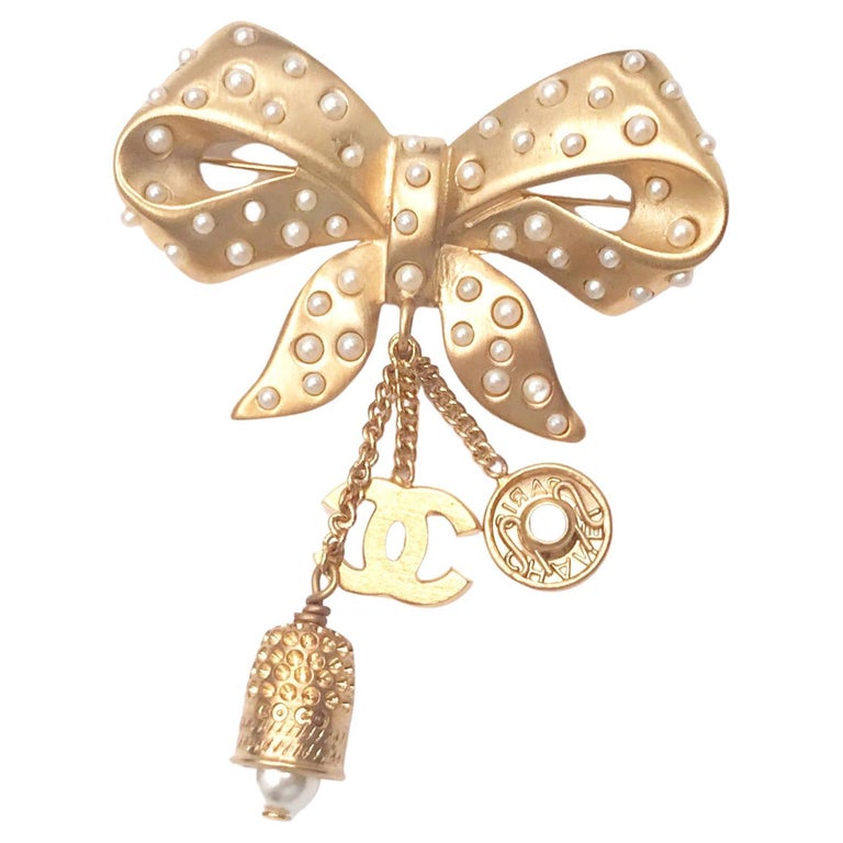 Chanel Rare Vintage Gold Plated Bow Pearl Thimble Snap Brooch at 1stDibs