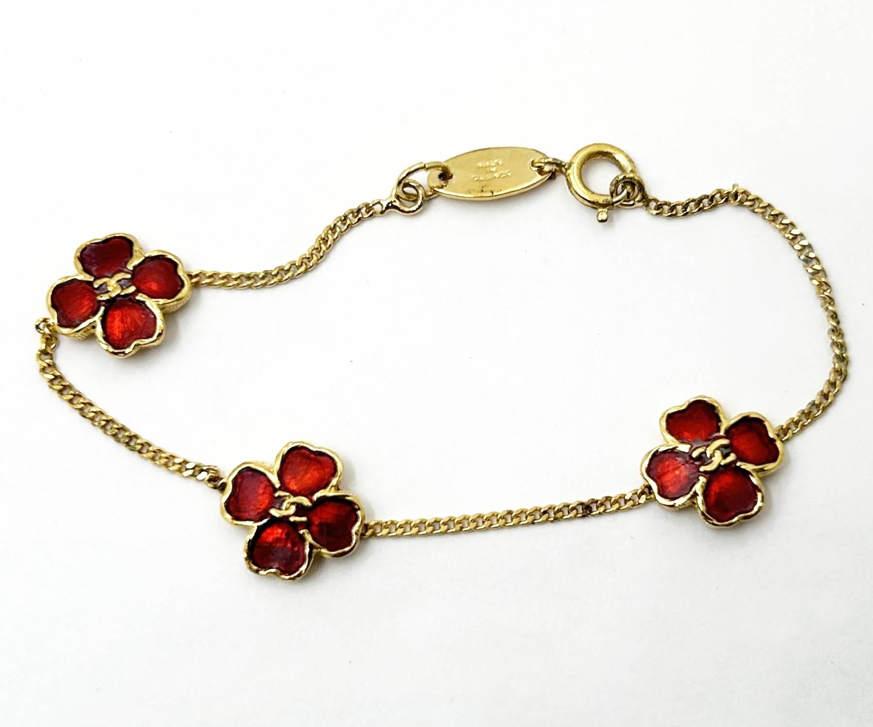 Chanel Gold Letter Clover Flower Motif Bracelet 

*Marked 19
*Made in France
*Comes with the original box and pouch

-It is approximately 7