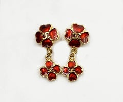 Raro Chanel Vintage Chapado en Oro CC 3 Pendientes de clip con flor de esmalte rojo