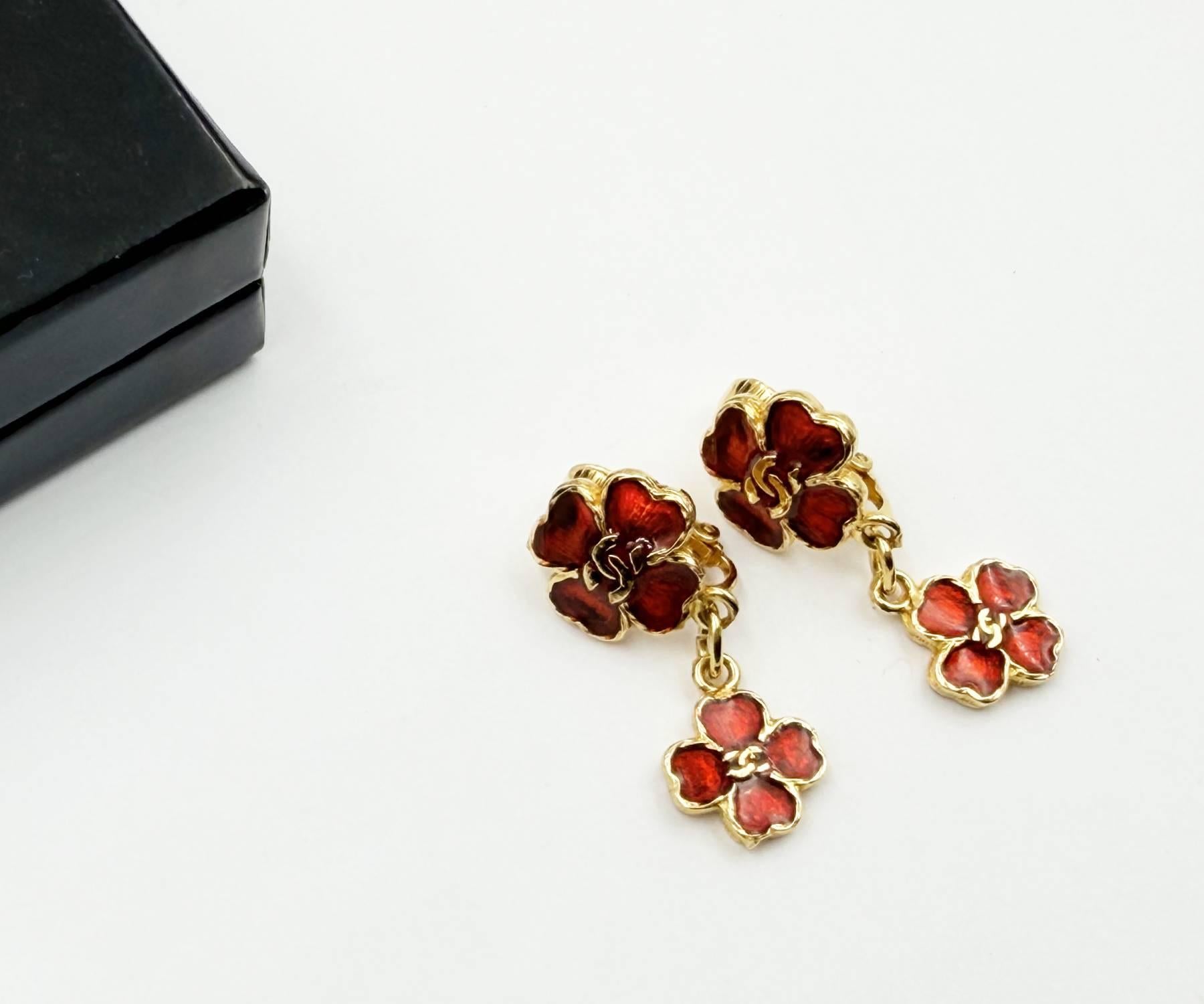 Chanel Rare Vintage Vergoldet CC 3 Rot Emaille Blume Clip auf Ohrringe (Kunsthandwerker*in) im Angebot