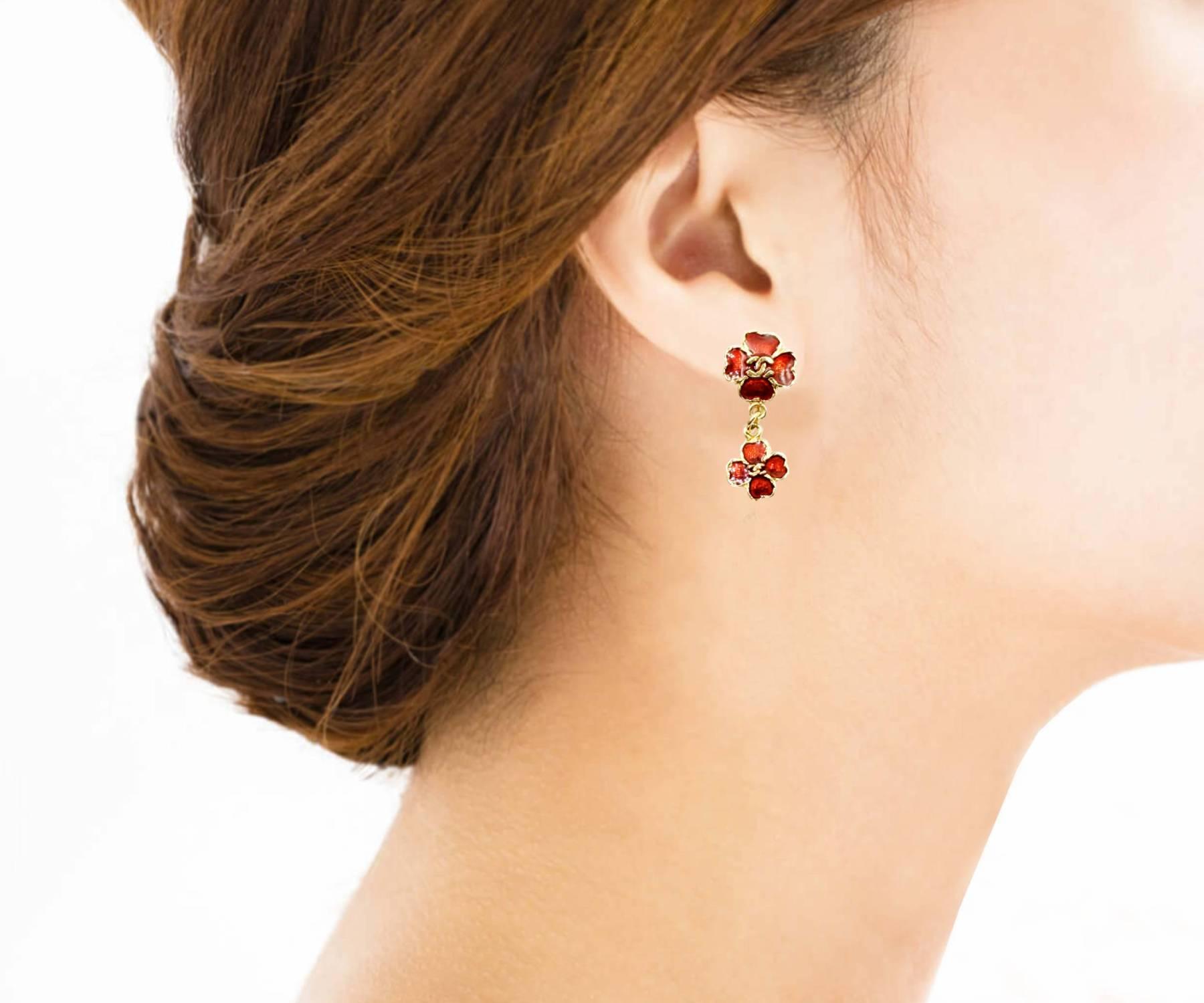 Chanel Rare Vintage Vergoldet CC 3 Rot Emaille Blume Clip auf Ohrringe im Zustand „Hervorragend“ im Angebot in Pasadena, CA