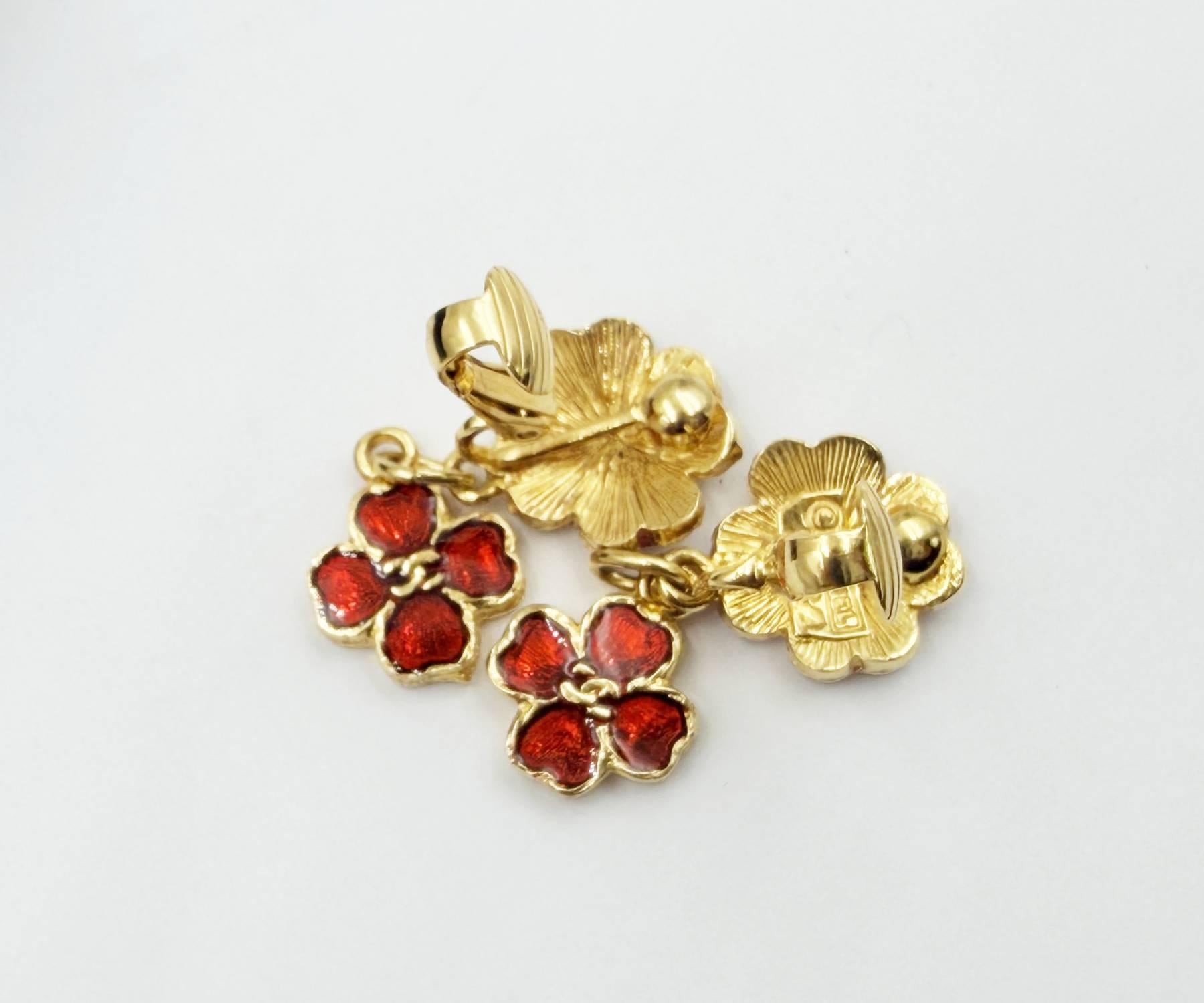 Chanel Rare Vintage Vergoldet CC 3 Rot Emaille Blume Clip auf Ohrringe Damen im Angebot