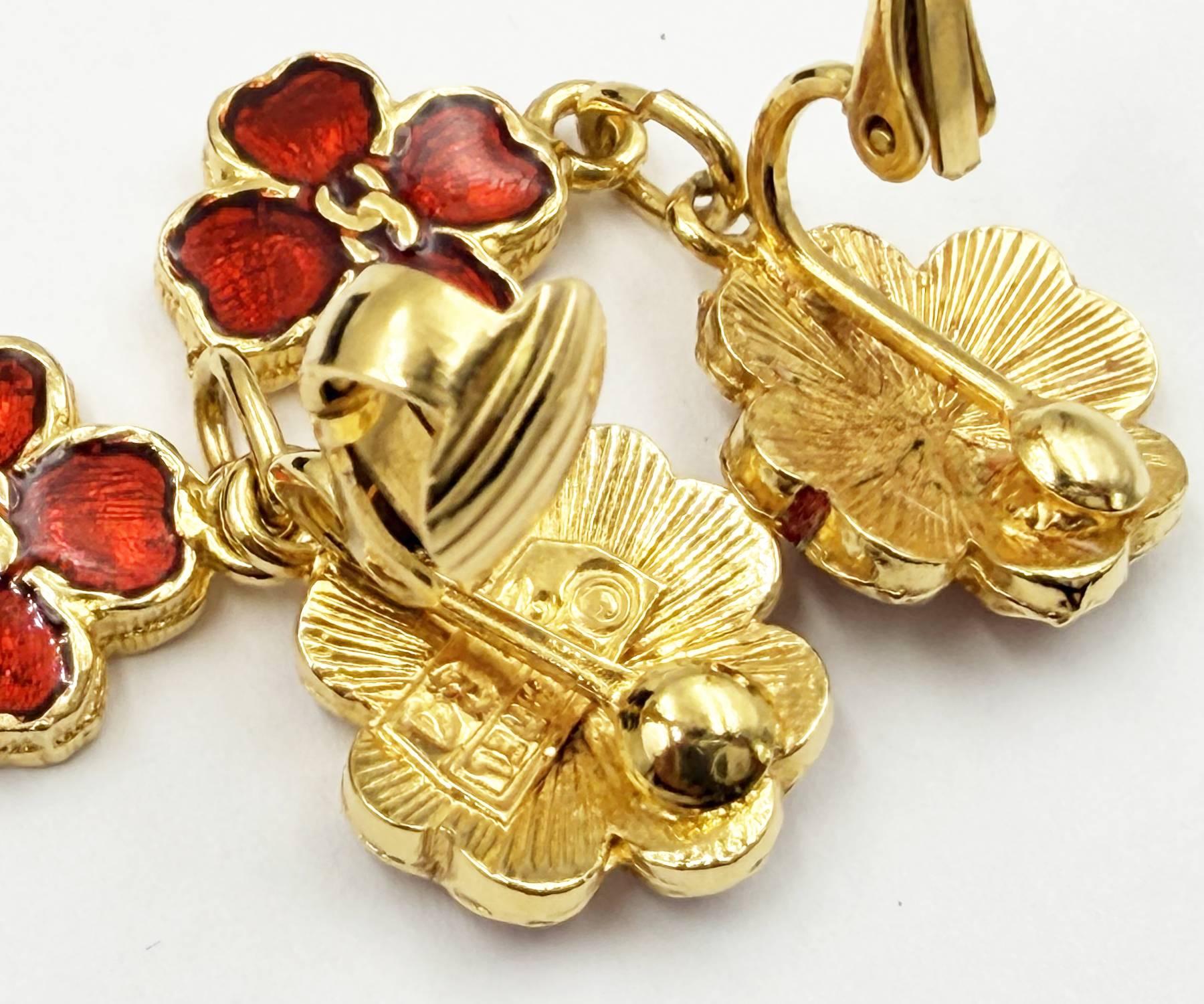 Chanel Rare Vintage Vergoldet CC 3 Rot Emaille Blume Clip auf Ohrringe im Angebot 1
