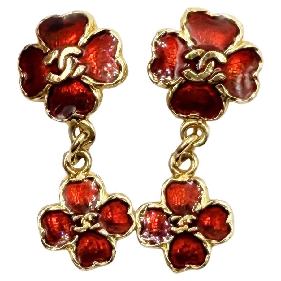 Rari orecchini a clip Chanel vintage placcati in oro CC 3 con fiori rossi smaltati