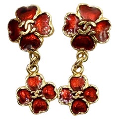 Rari orecchini a clip Chanel vintage placcati in oro CC 3 con fiori rossi smaltati