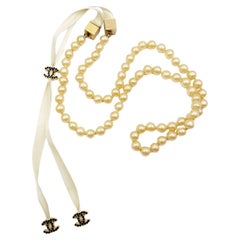 Chanel Raro Vintage placcato oro CC Collana di cristalli neri e perle d
oro