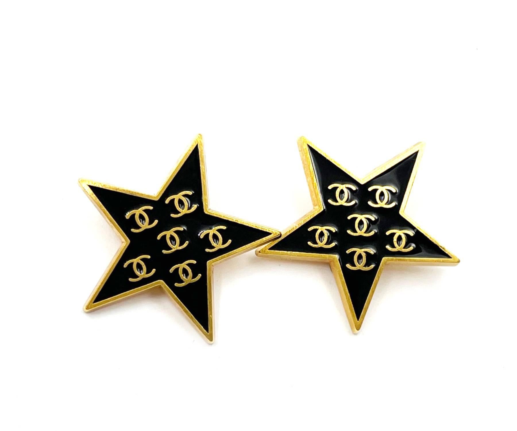 Chanel Raro Vintage Chapado en Oro CC Esmalte Negro Estrella Grande Clip en Pendientes

*Marcado 01
*Fabricado en Francia
*Viene con la caja original

-Aproximadamente 1,25″ x1,25″.
-Esta colección es muy rara. Estos pendientes vienen en 2 tamaños.