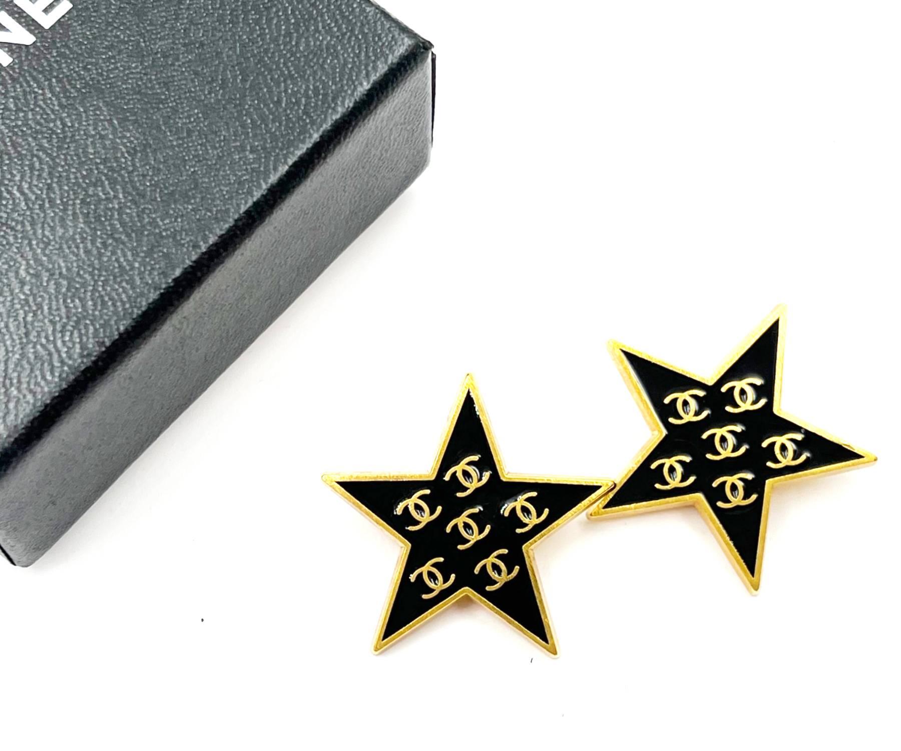 Chanel Raro Vintage Chapado en Oro CC Esmalte Negro Estrella Grande Clip en Pendientes Artesano
