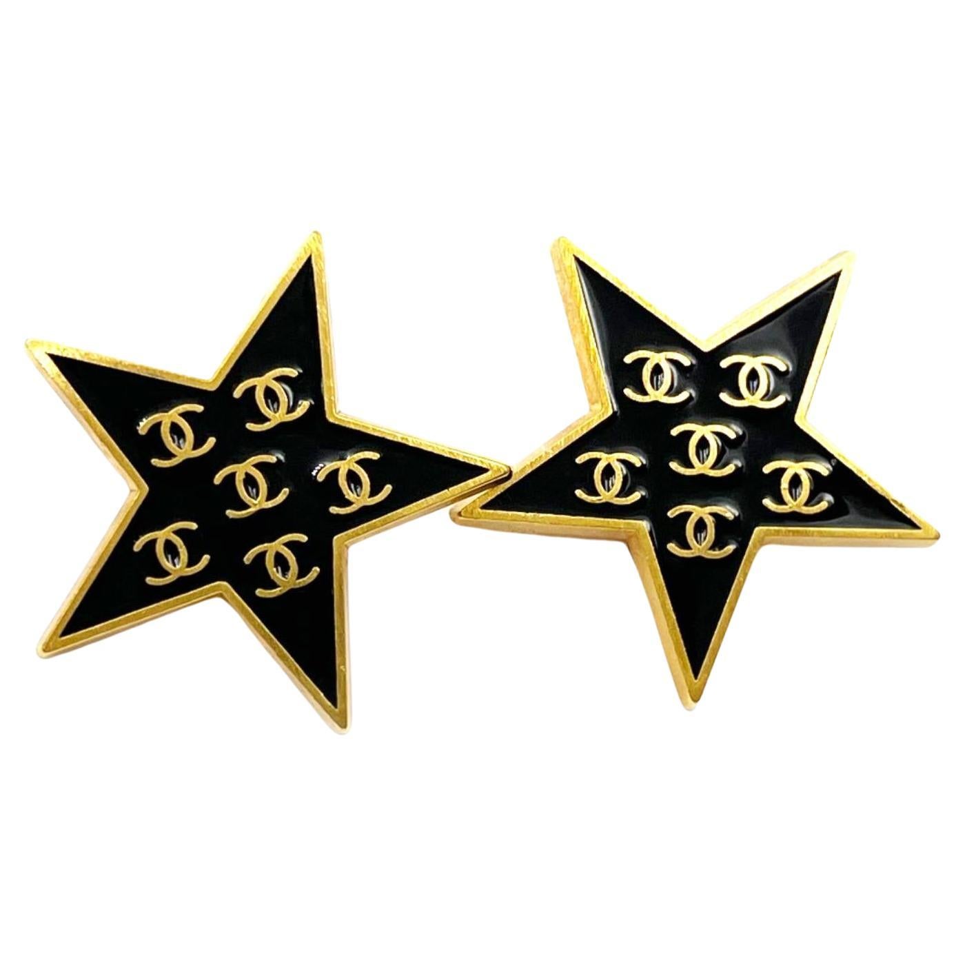Chanel Raro Vintage Chapado en Oro CC Esmalte Negro Estrella Grande Clip en Pendientes