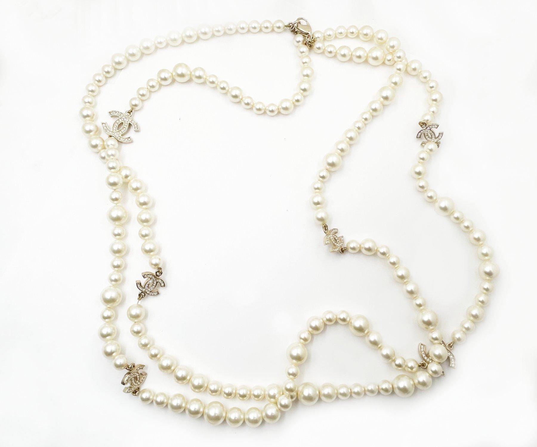 Chanel Raro Vintage placcato oro CC Collana a 2 fili di cristallo

*Segnalato 10
*Fatto in Francia

-Le dimensioni sono di circa 0,75″ x 0,60