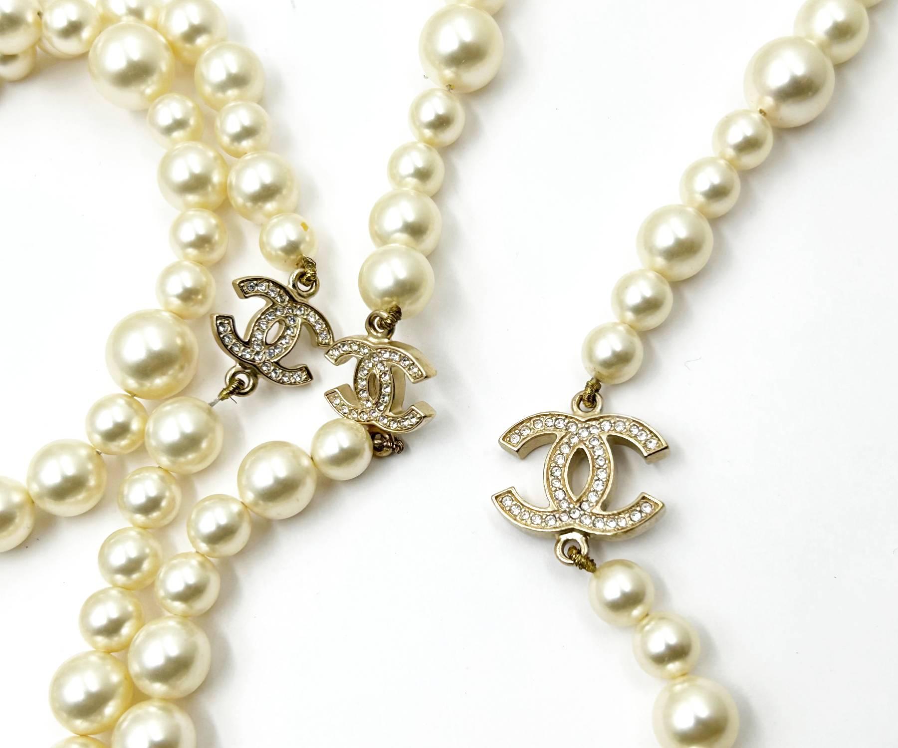 Donna Chanel Raro Vintage placcato oro CC Collana a 2 fili di cristallo in vendita