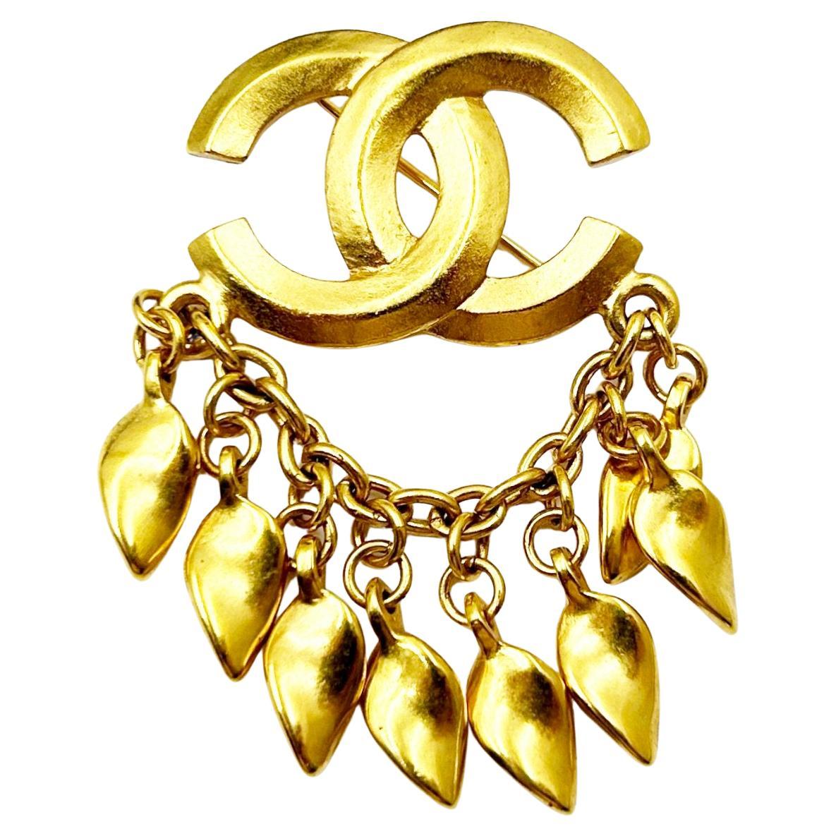 Raro broche vintage Chanel chapado en oro CC hojas colgantes