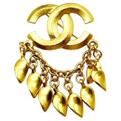 Raro broche vintage Chanel chapado en oro CC hojas colgantes