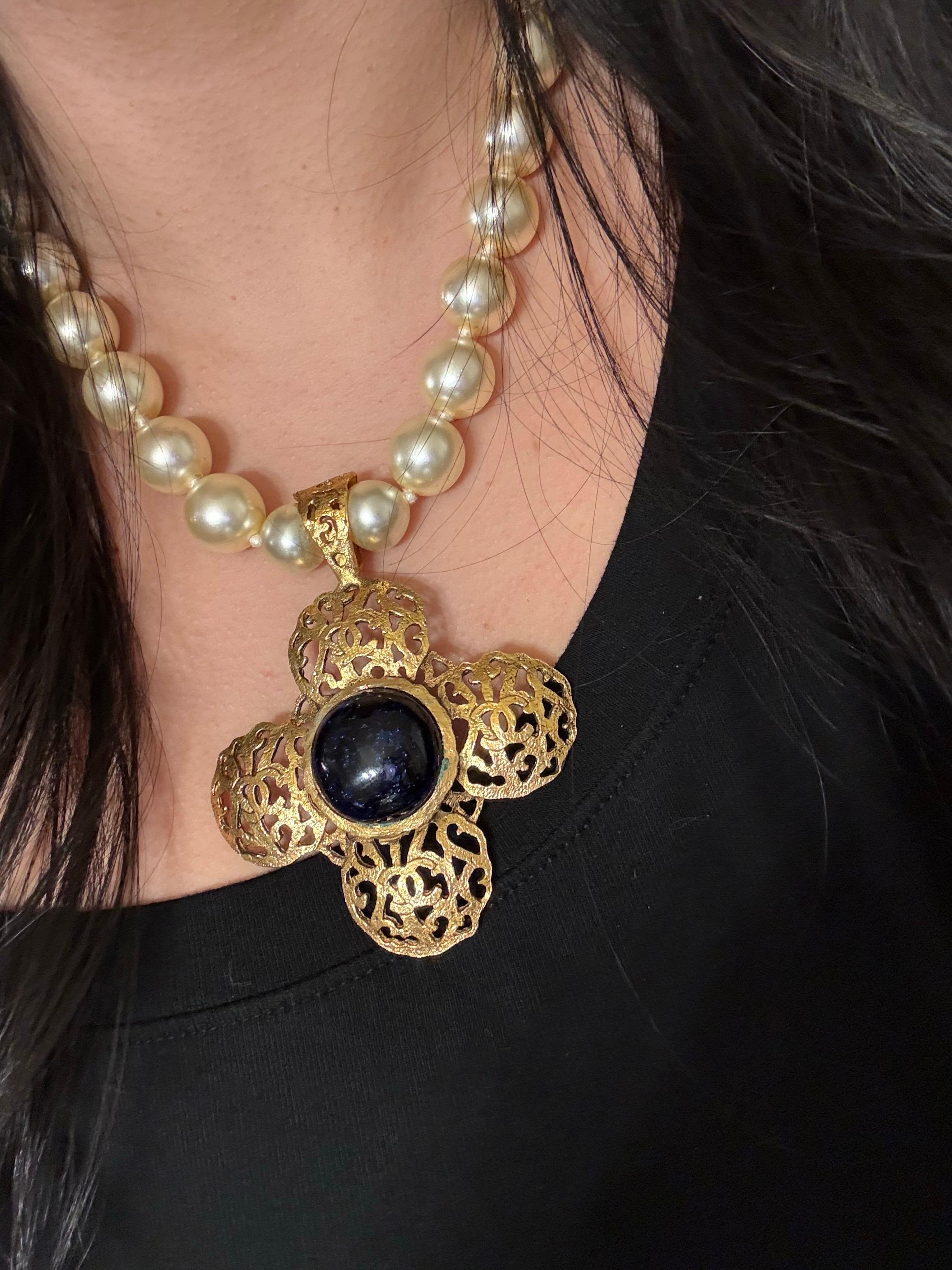 Chanel Rare Vintage Vergoldet CC Filigran Kreuz Blau Stein Perlenkette im Angebot 7
