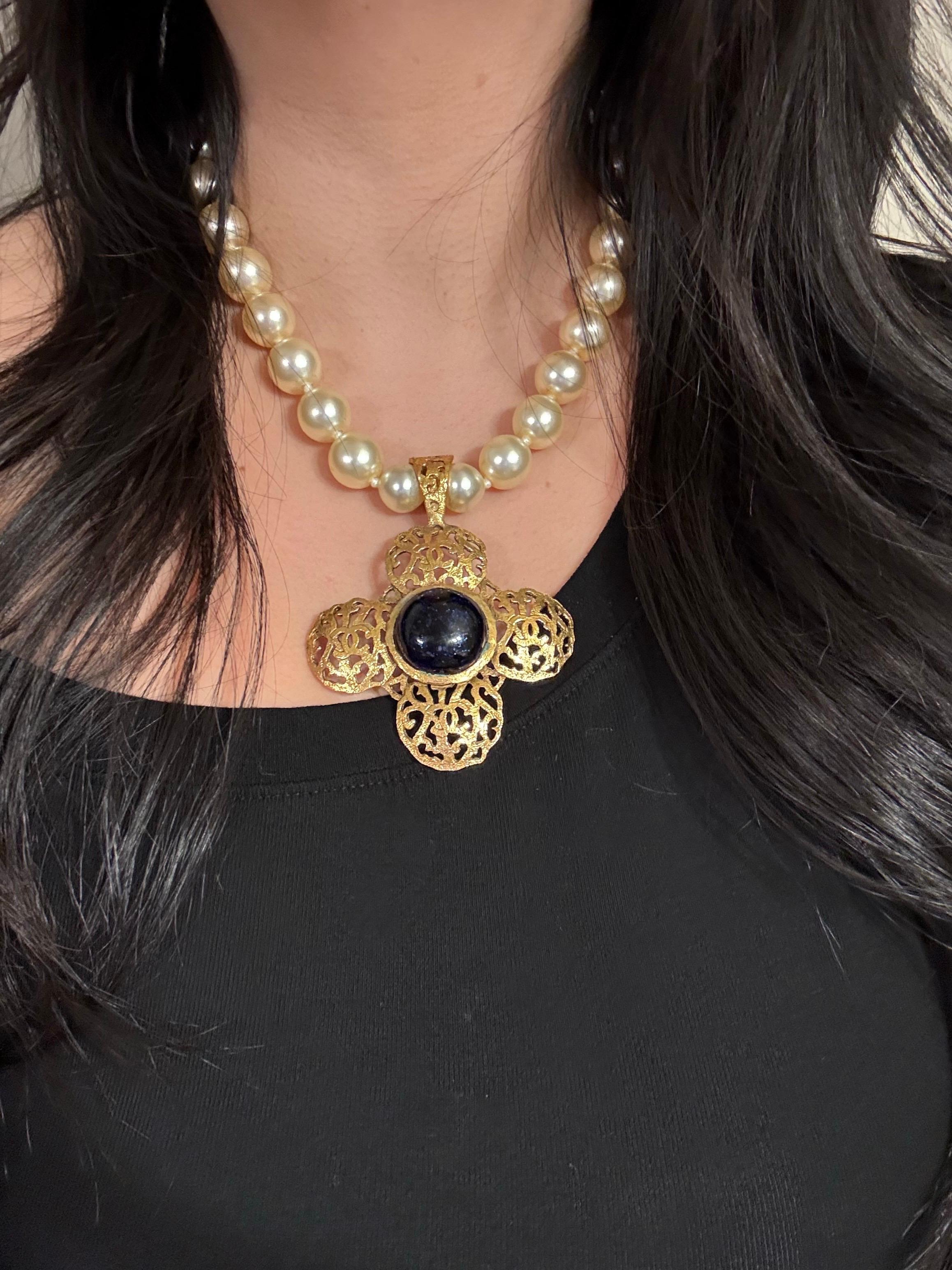 Chanel Rare Vintage Vergoldet CC Filigran Kreuz Blau Stein Perlenkette im Angebot 8