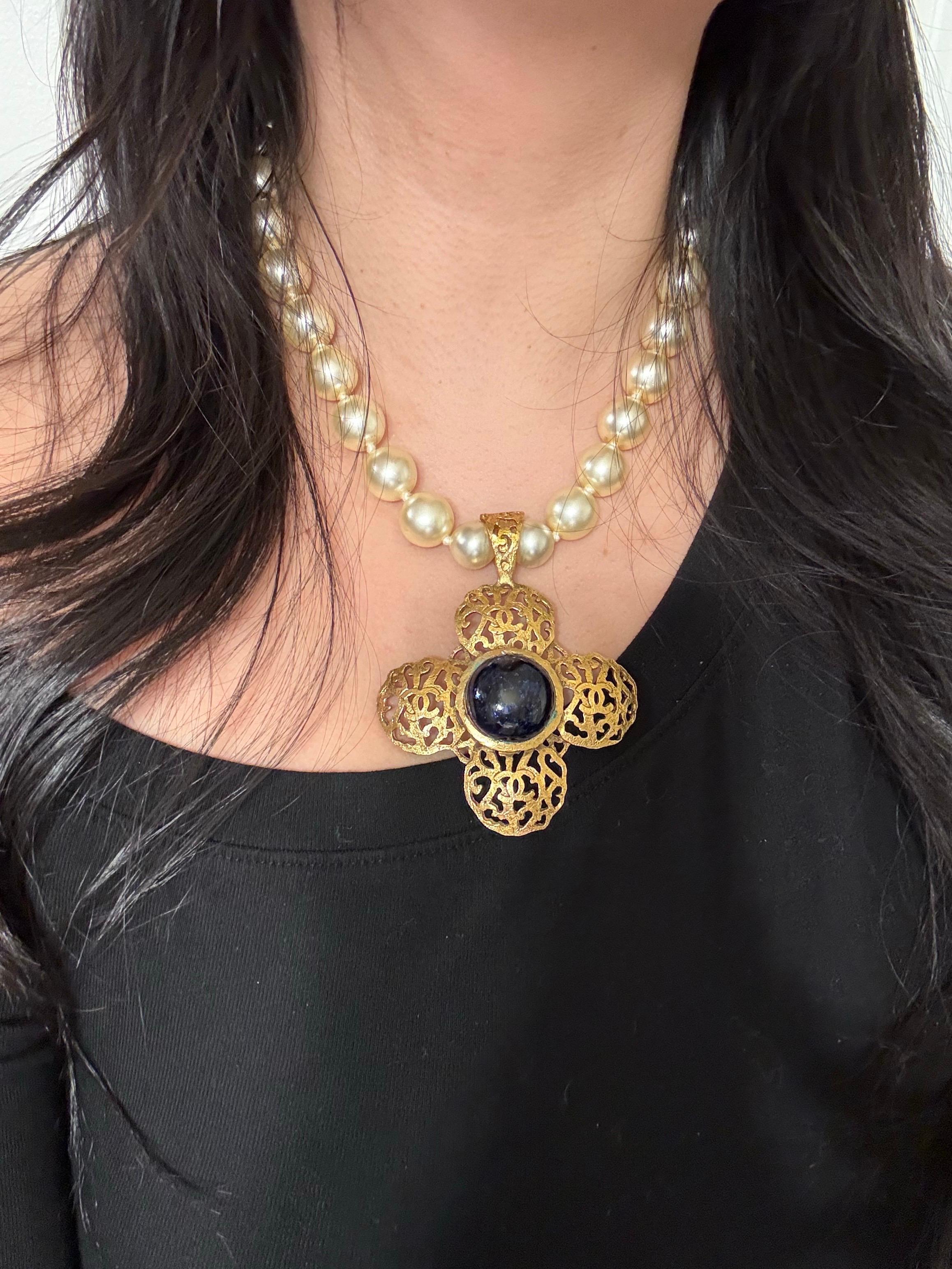 Chanel Rare Vintage Vergoldet CC Filigran Kreuz Blau Stein Perlenkette im Zustand „Gut“ im Angebot in Bellevue, WA