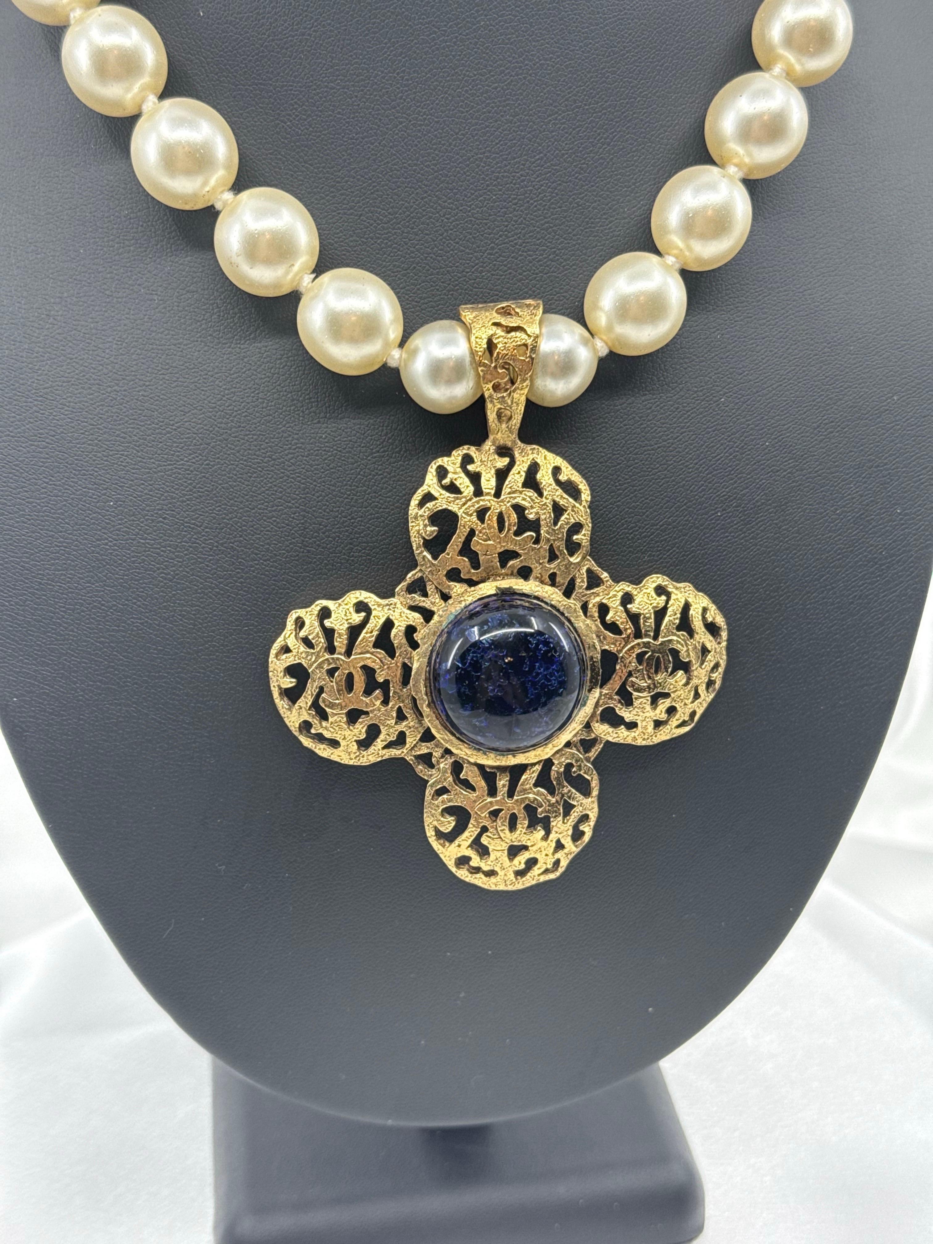 Chanel Rare Vintage Vergoldet CC Filigran Kreuz Blau Stein Perlenkette für Damen oder Herren im Angebot