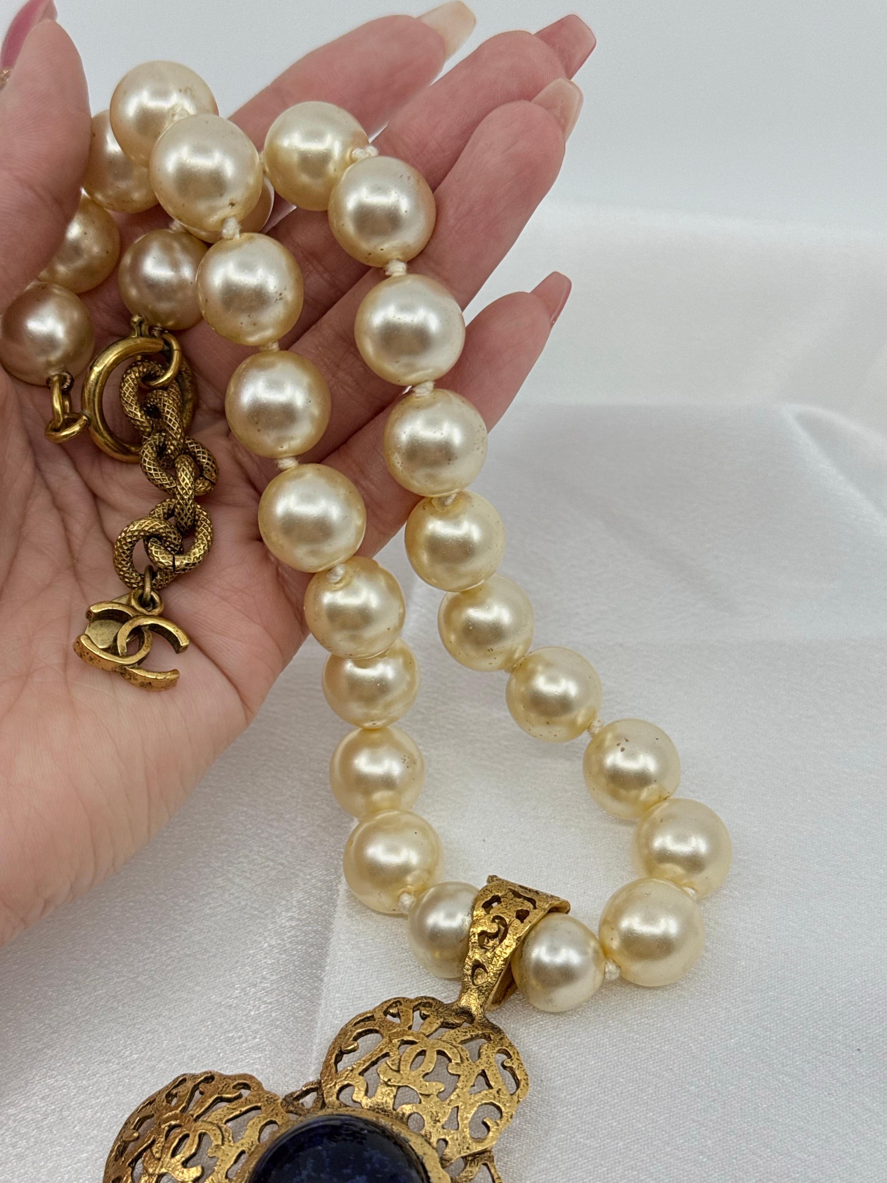 Chanel Rare Vintage Vergoldet CC Filigran Kreuz Blau Stein Perlenkette im Angebot 1