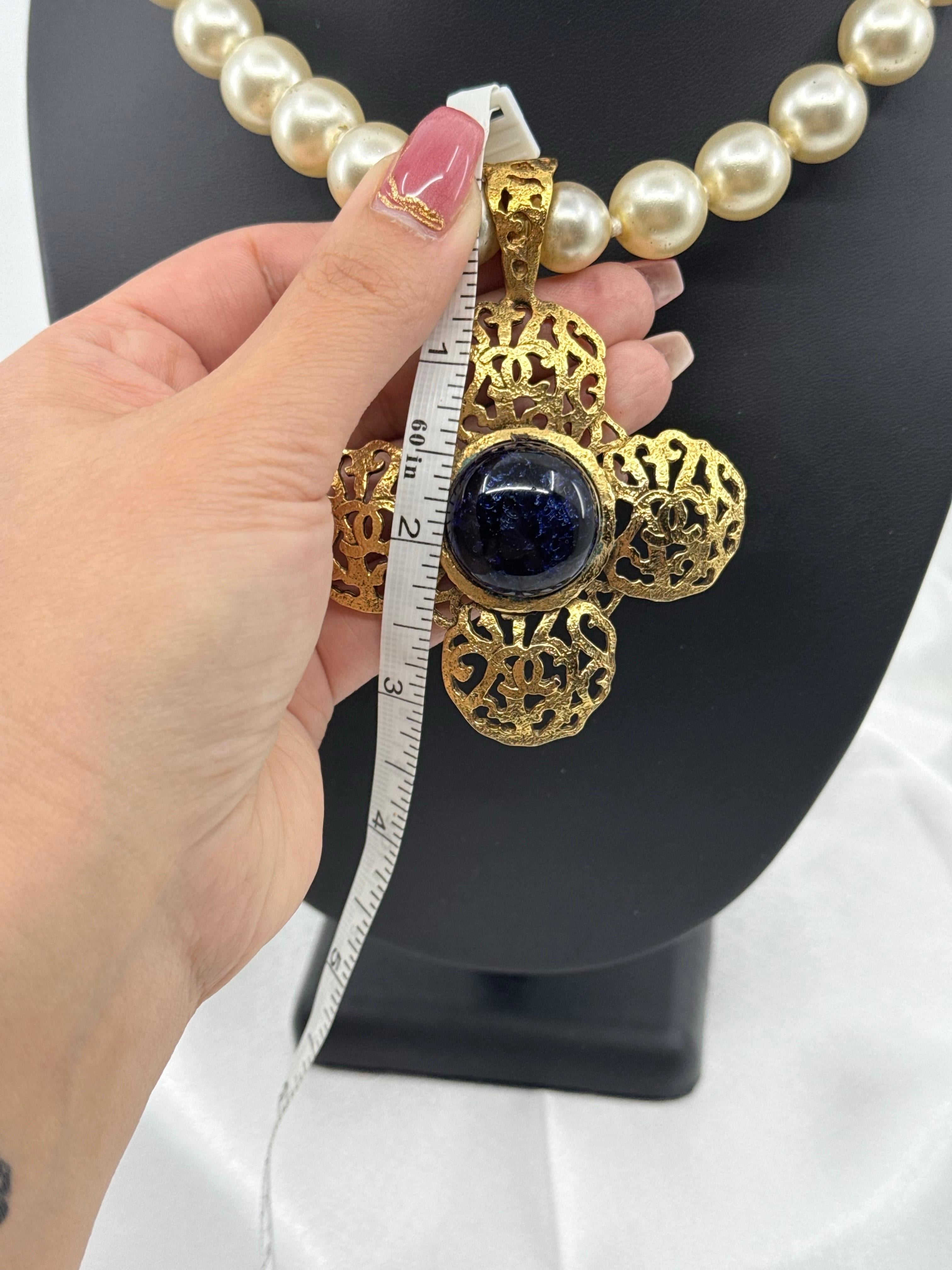 Chanel Rare Vintage Vergoldet CC Filigran Kreuz Blau Stein Perlenkette im Angebot 2