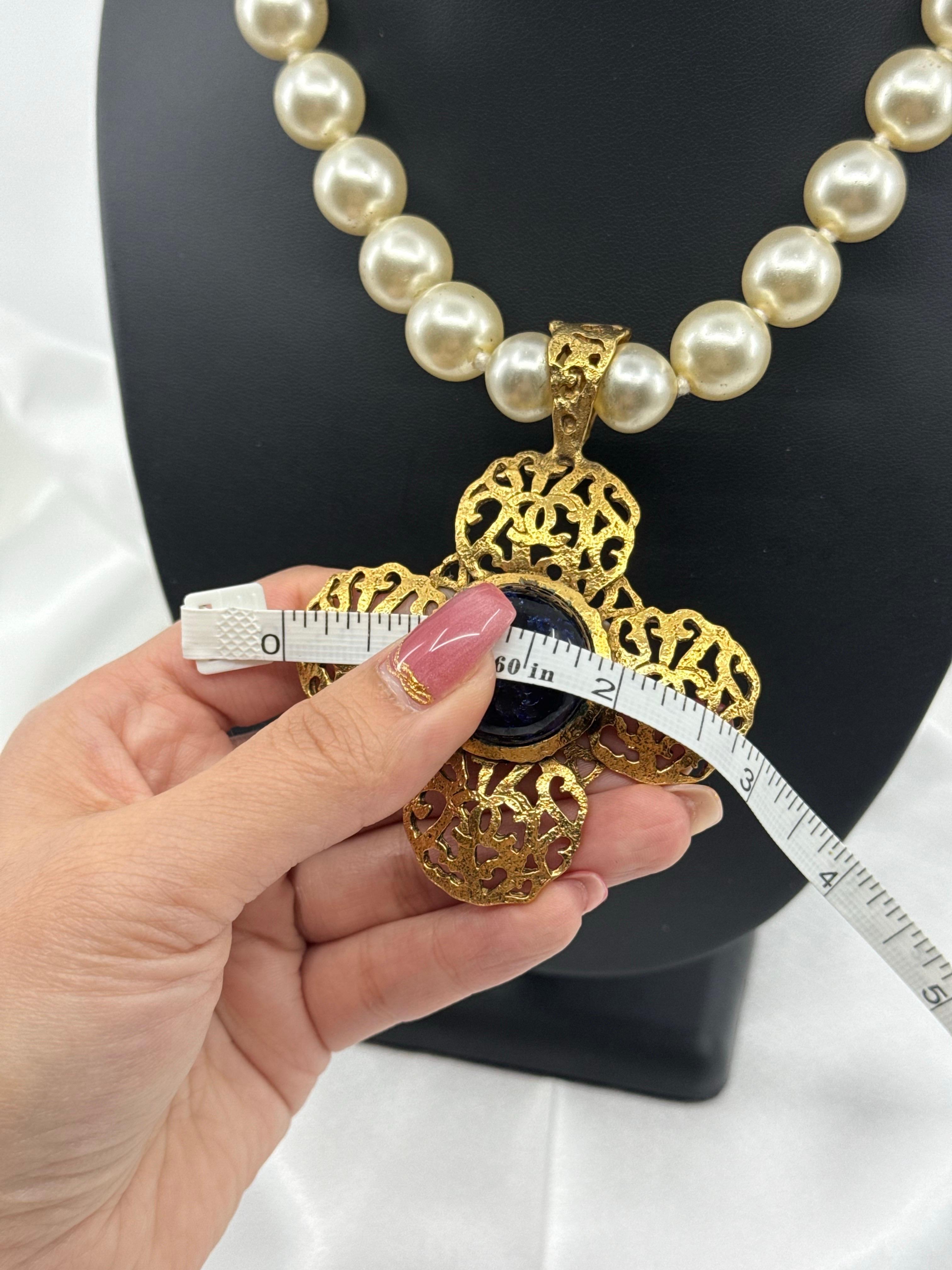 Chanel Rare Vintage Vergoldet CC Filigran Kreuz Blau Stein Perlenkette im Angebot 3