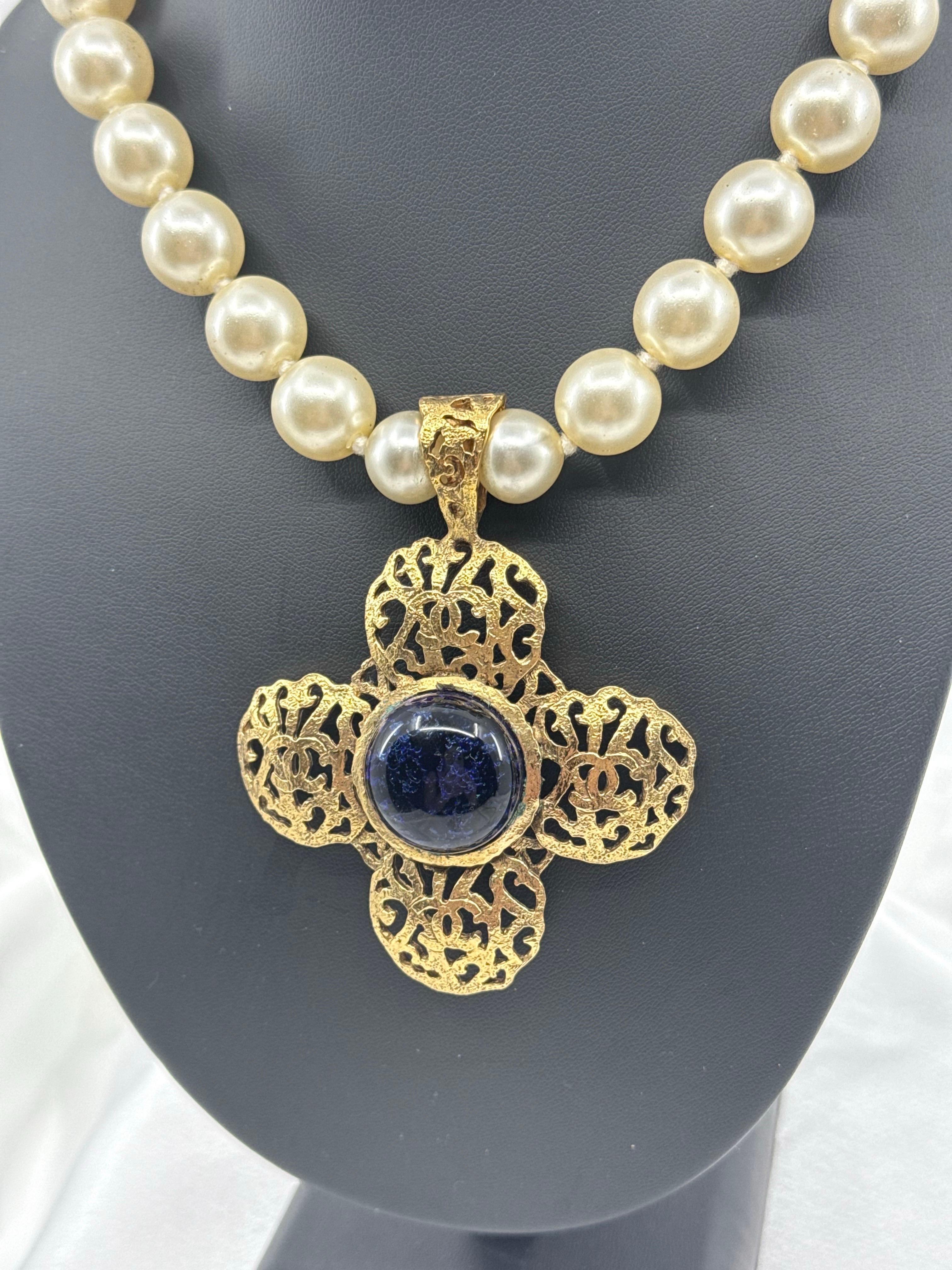 Chanel Rare Vintage Vergoldet CC Filigran Kreuz Blau Stein Perlenkette im Angebot 4