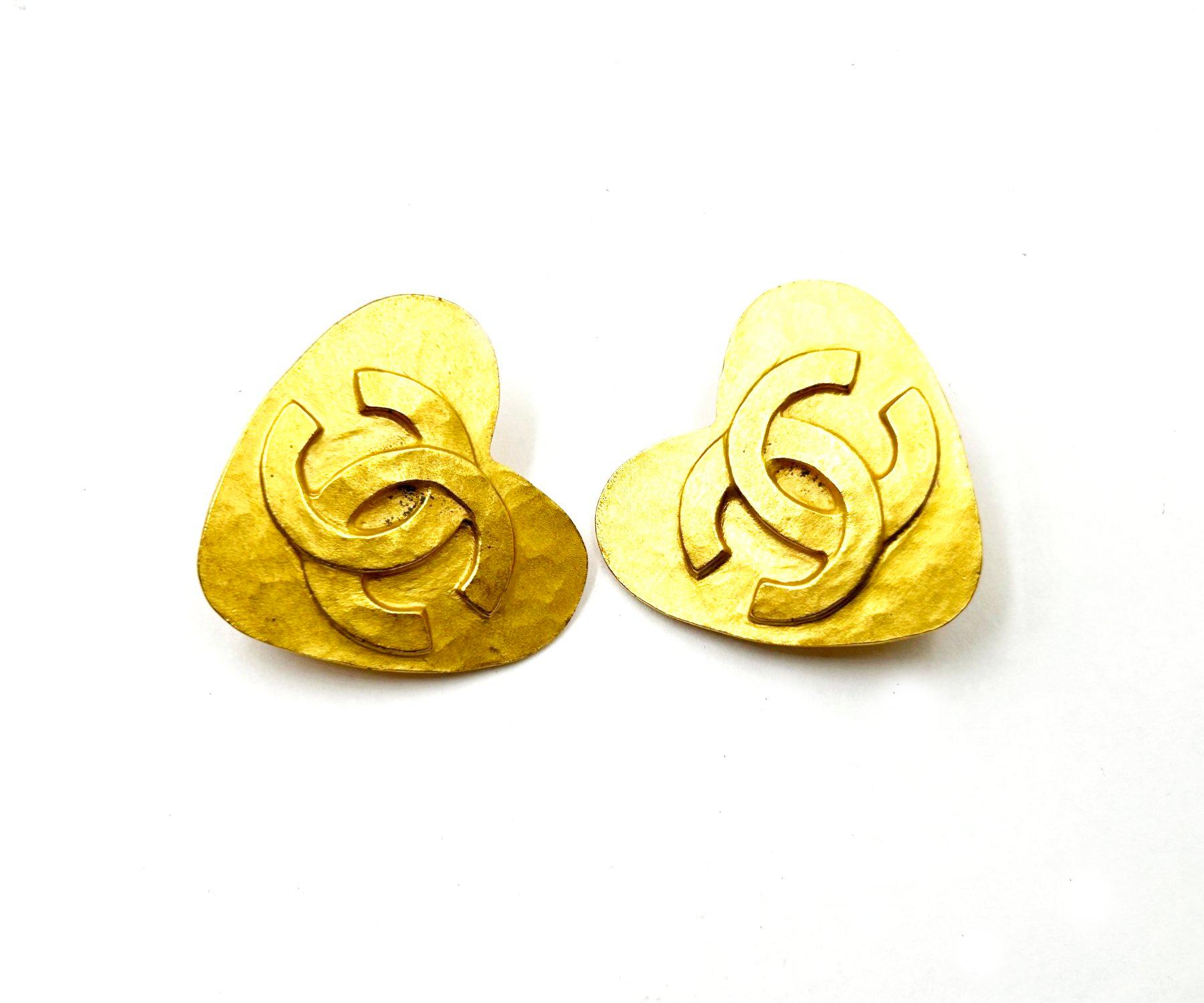 Chanel Rare Vintage Gold Plated CC Heart Stud Clip on Earrings

*Marked 95
*Made in France
*Comes with the original box

-It is approximately 1.25