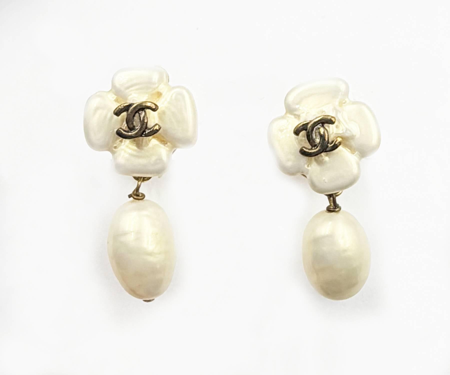 Chanel Rare Vintage Chapado en Oro CC Iridiscente Flor de Perla Colgante Clip en Pendientes

* Marcado 98
* Fabricado en Francia
* Viene con la caja original

-Mide aproximadamente 0,75