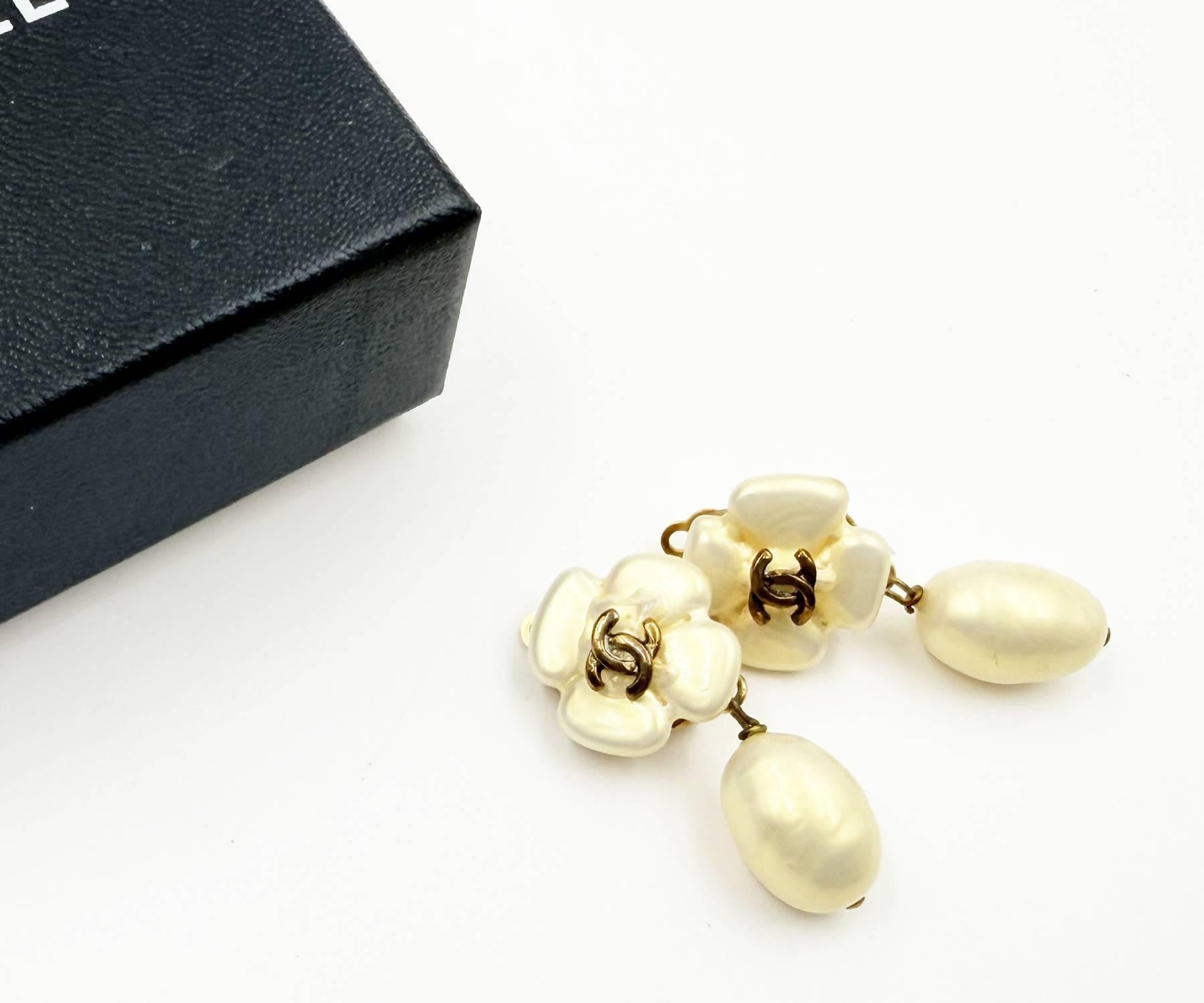 Chanel Rare Vintage Gold Plated CC Iridescent Pearl Flower Dangle Earrings Artesano en venta