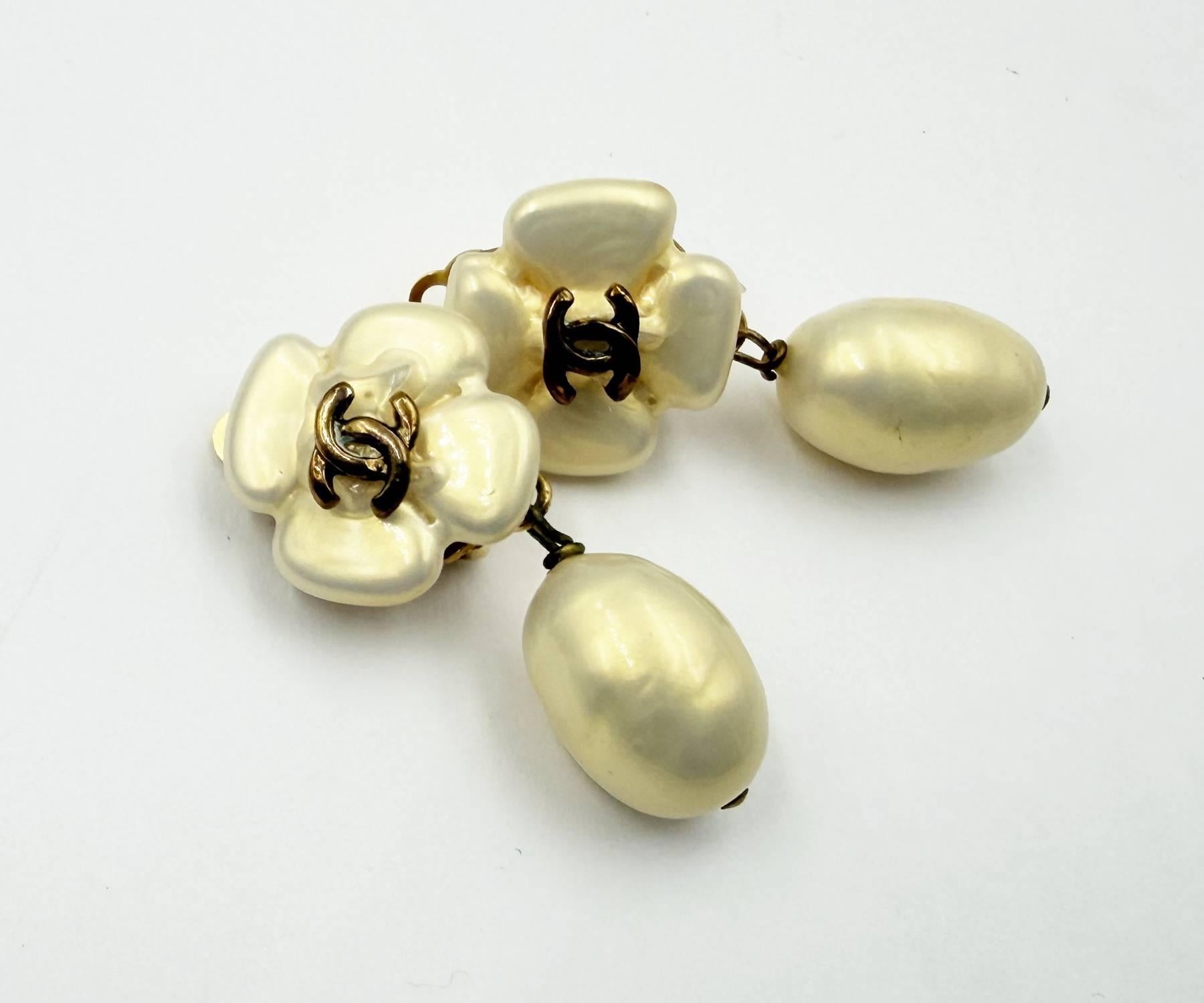 De las mujeres Chanel Rare Vintage Gold Plated CC Iridescent Pearl Flower Dangle Earrings en venta
