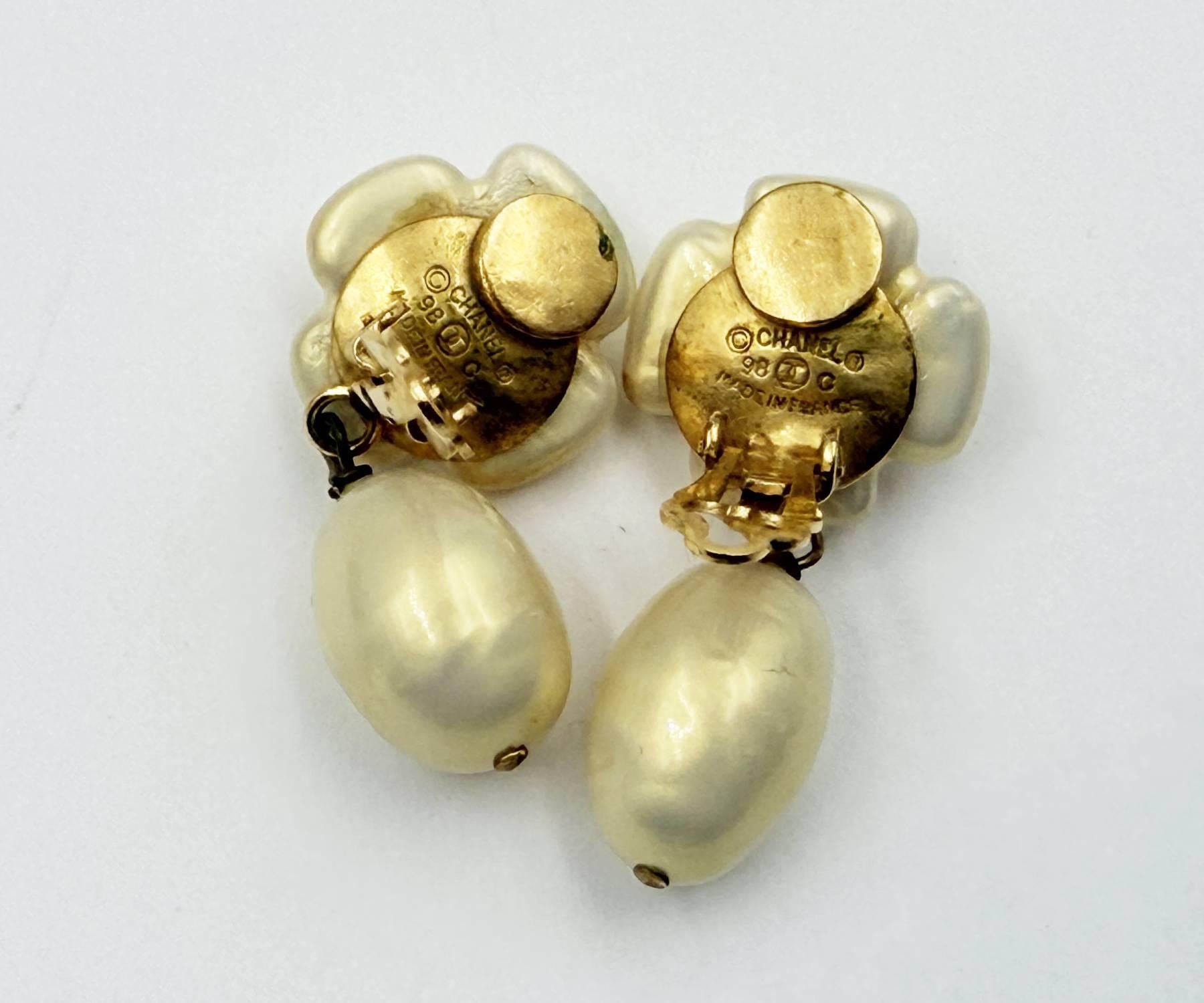 Chanel Rare Vintage Gold Plated CC Iridescent Pearl Flower Dangle Earrings en venta 1