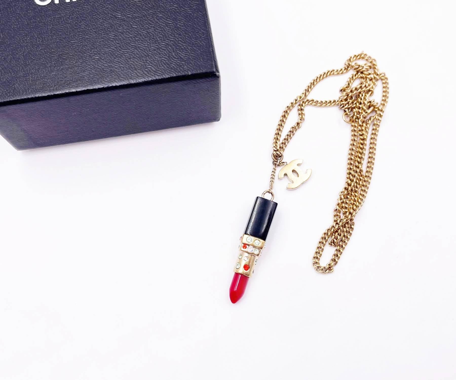 Chanel Rare Vintage Gold Plated CC Large Red Lipstick Pendant Necklace

* Marked 05
* Made in Italy
* Comes with original box

-The pendant is approximately 2.25″ x 0.4″.
-The chain is approximately 24″.
-Very rare and pretty design
-The metal shows