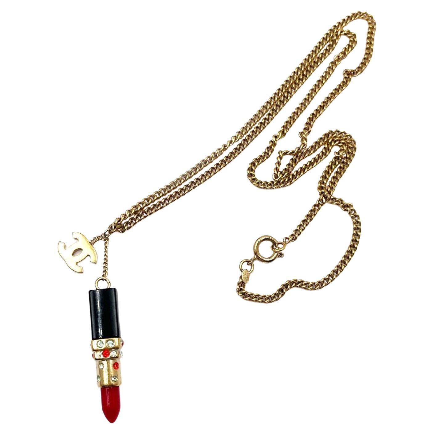 Chanel Seltene Vintage vergoldete CC Halskette mit großem rotem Lippenstift-Anhänger, vergoldet